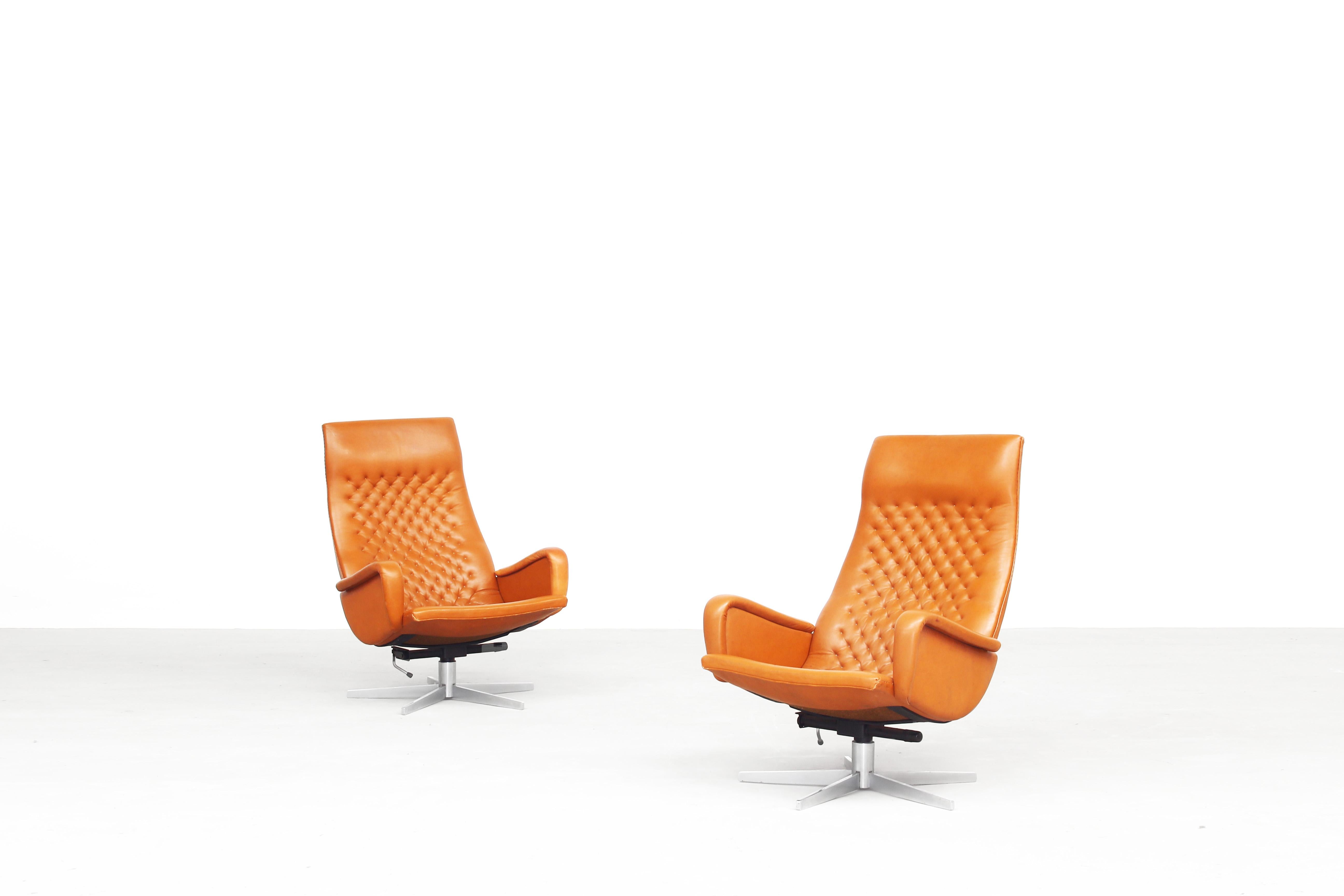 Beautiful pair of lounge chairs produced by De Sede in the late 1970s in Switzerland. Both chairs are in a wonderful condition with just minor wear, without any damages or smell. Made out of steelframe and brown-cognac leather.