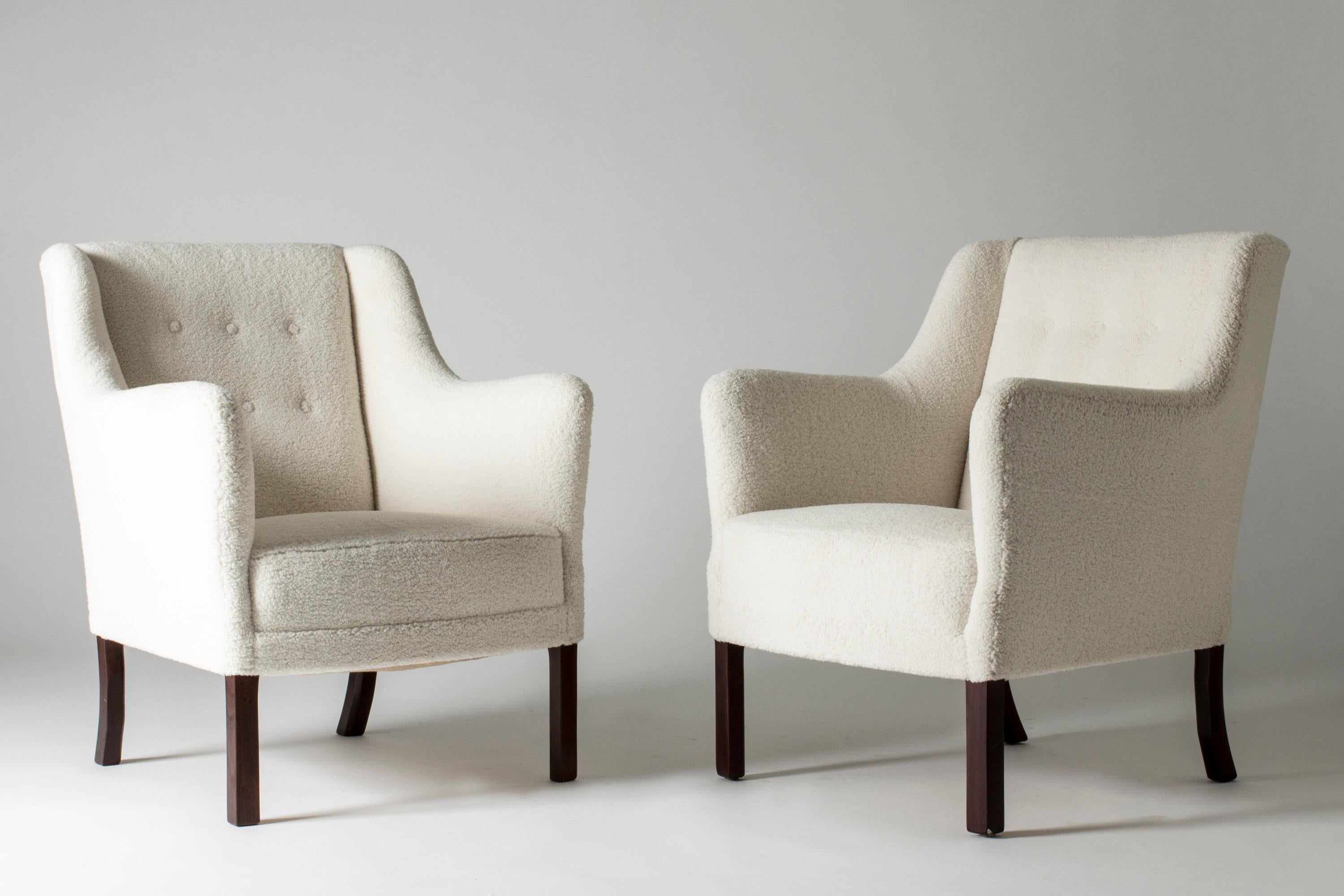 Scandinave moderne Paire de fauteuils de salon par Einar Larsen en vente