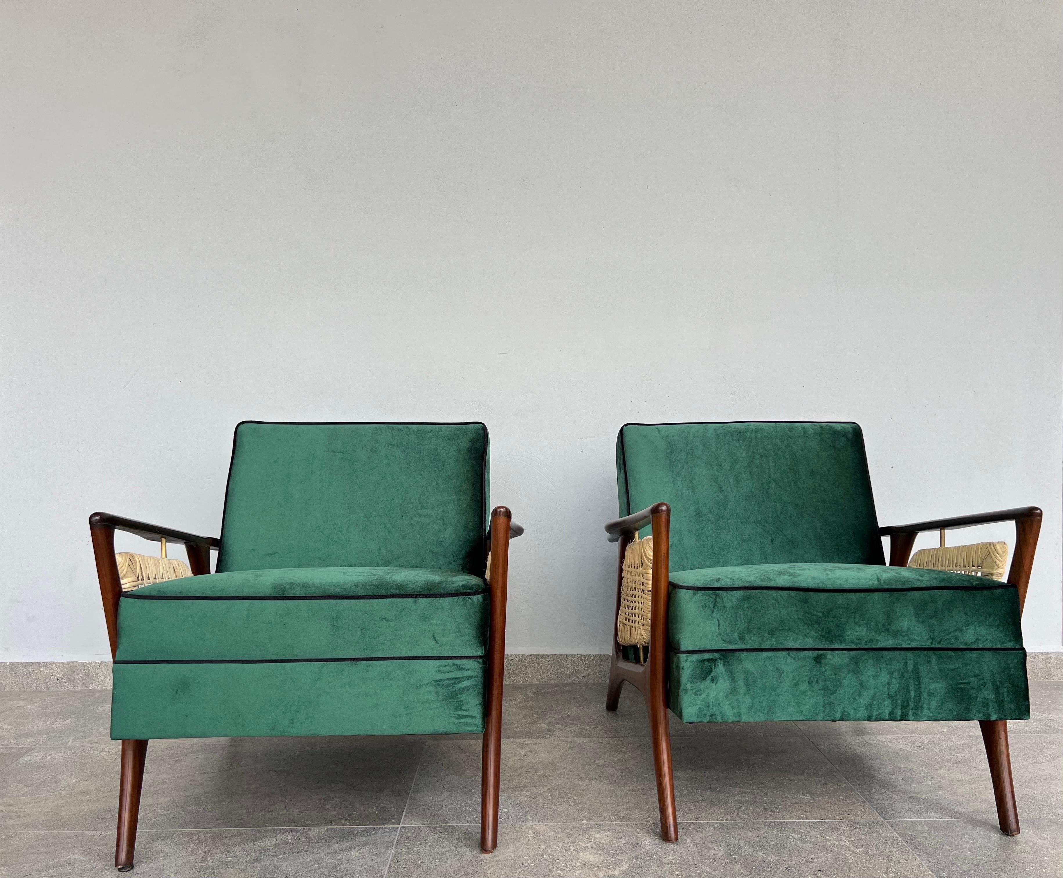 Set of two lounge chairs, sculptural design by the Spanish designer and fervent admirer of Gio Ponti who settled in Mexico, Eugenio Escudero. Escudero is cataloged one of the greatest icons of Mexican modernism.
Some details on one of the arms of