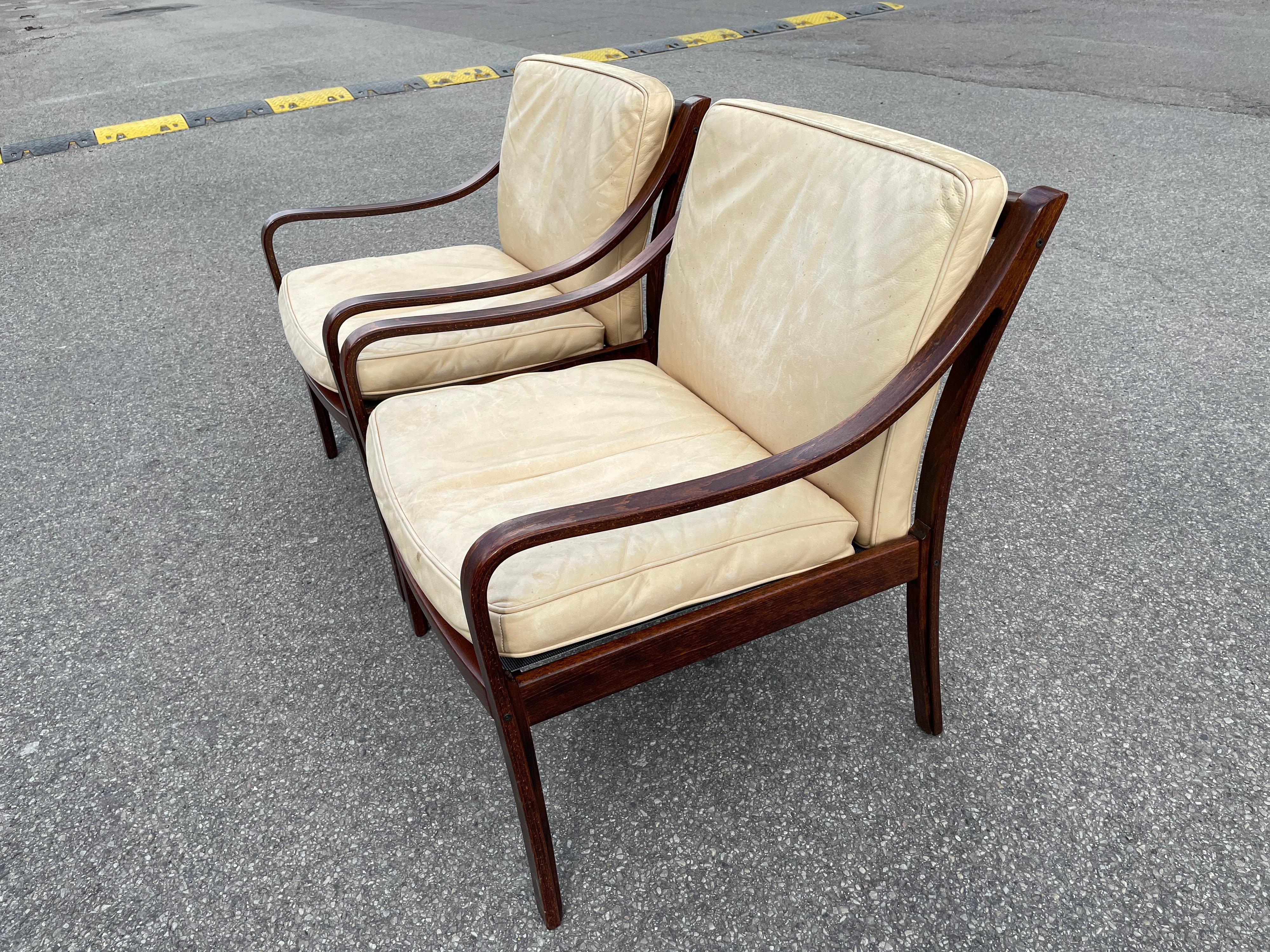 Elegant and exceptionally rare vintage circa 1968 model 108 lounge chairs, designed by Fredrik Kayser for Vatne Möbler.
The frame of the chairs is made with a stunning rosewood.

This chair is quite possibly Fredrick’s best work and won an award