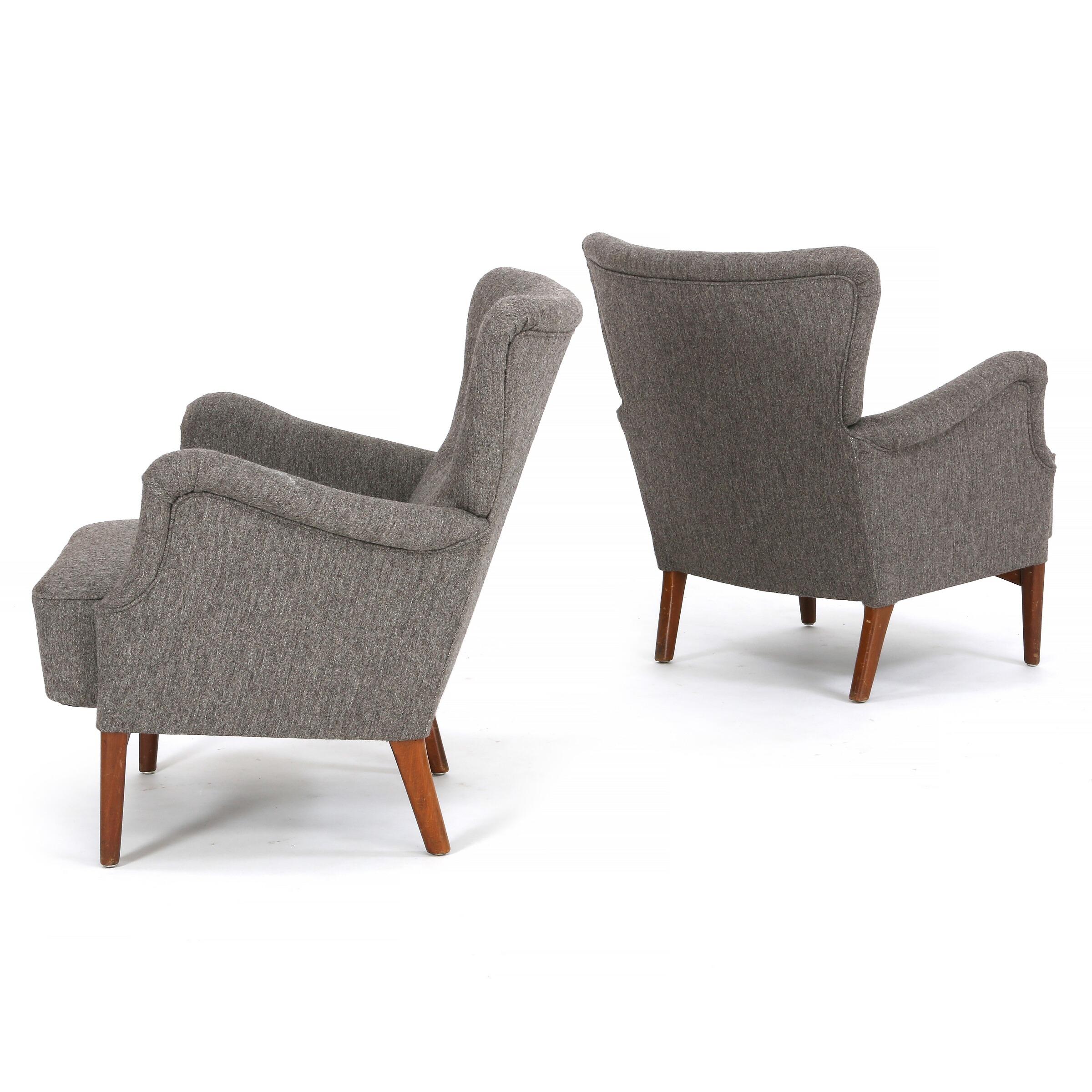Fritz Hansen, a pair of easy chairs of stained beech. Upholstered with grey Savak wool. Model 8020. Designed, 1949. Manufactured by Fritz Hansen.