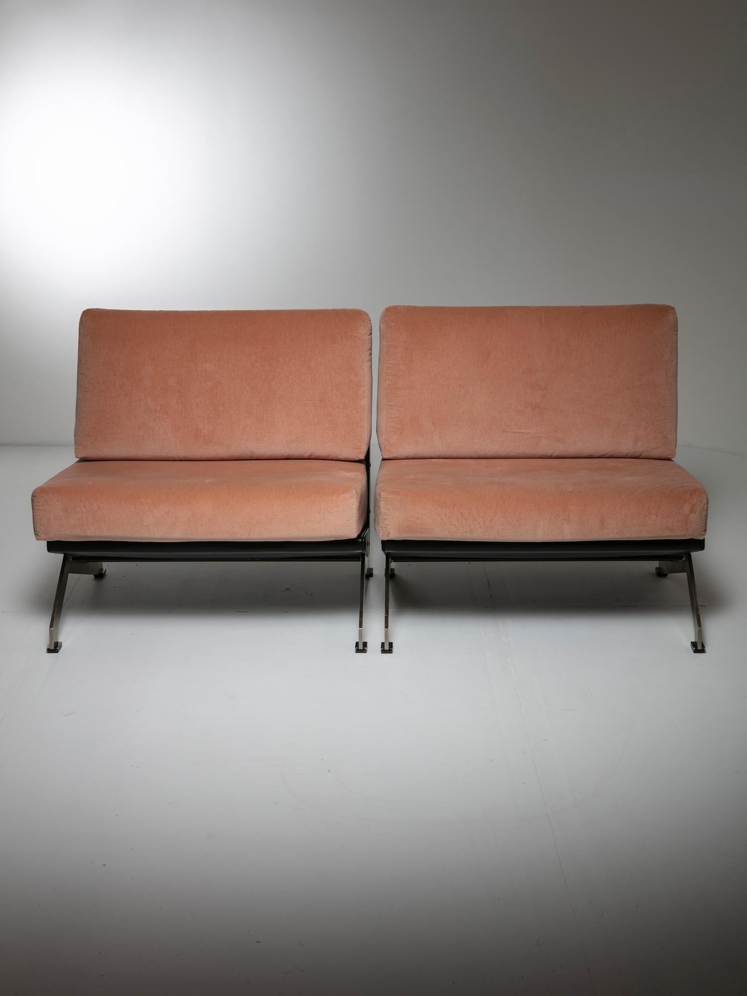 Set of two lounge chairs by Gianni Moscatelli for Formanova.
Aluminum base, artificial leather and pink Dedar velvet for this really comfortable seat. These pieces can also be used without pillows, showing an extremely up-front design.