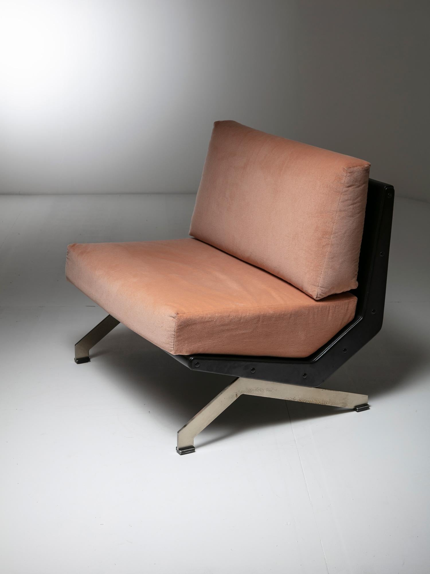 Mid-Century Modern Pair of Lounge Chairs by Gianni Moscatelli for Formanova