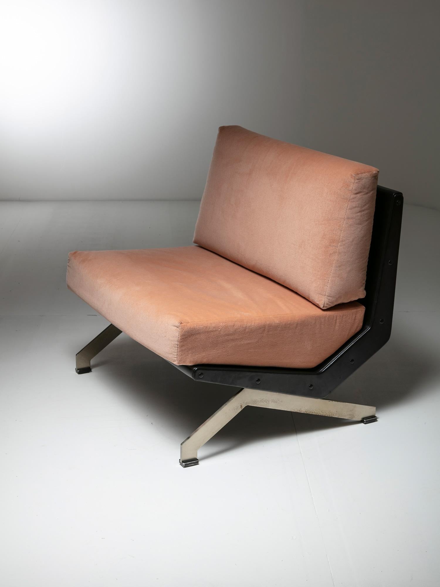Italian Pair of Lounge Chairs by Gianni Moscatelli for Formanova