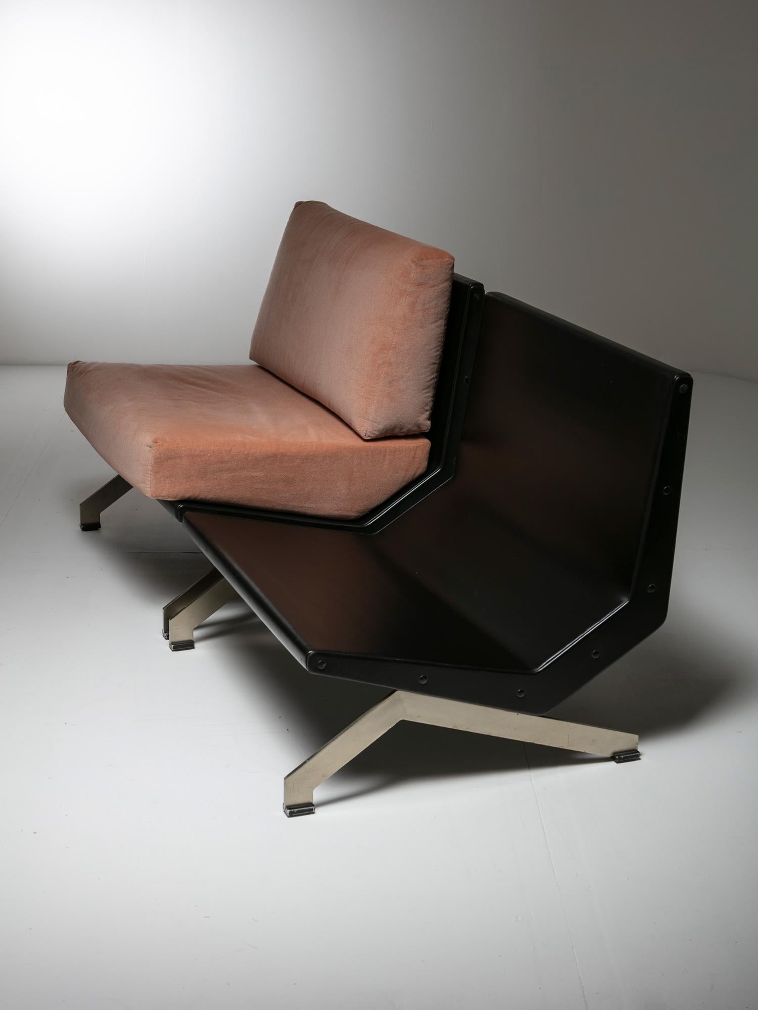 Pair of Lounge Chairs by Gianni Moscatelli for Formanova In Good Condition In Milan, IT