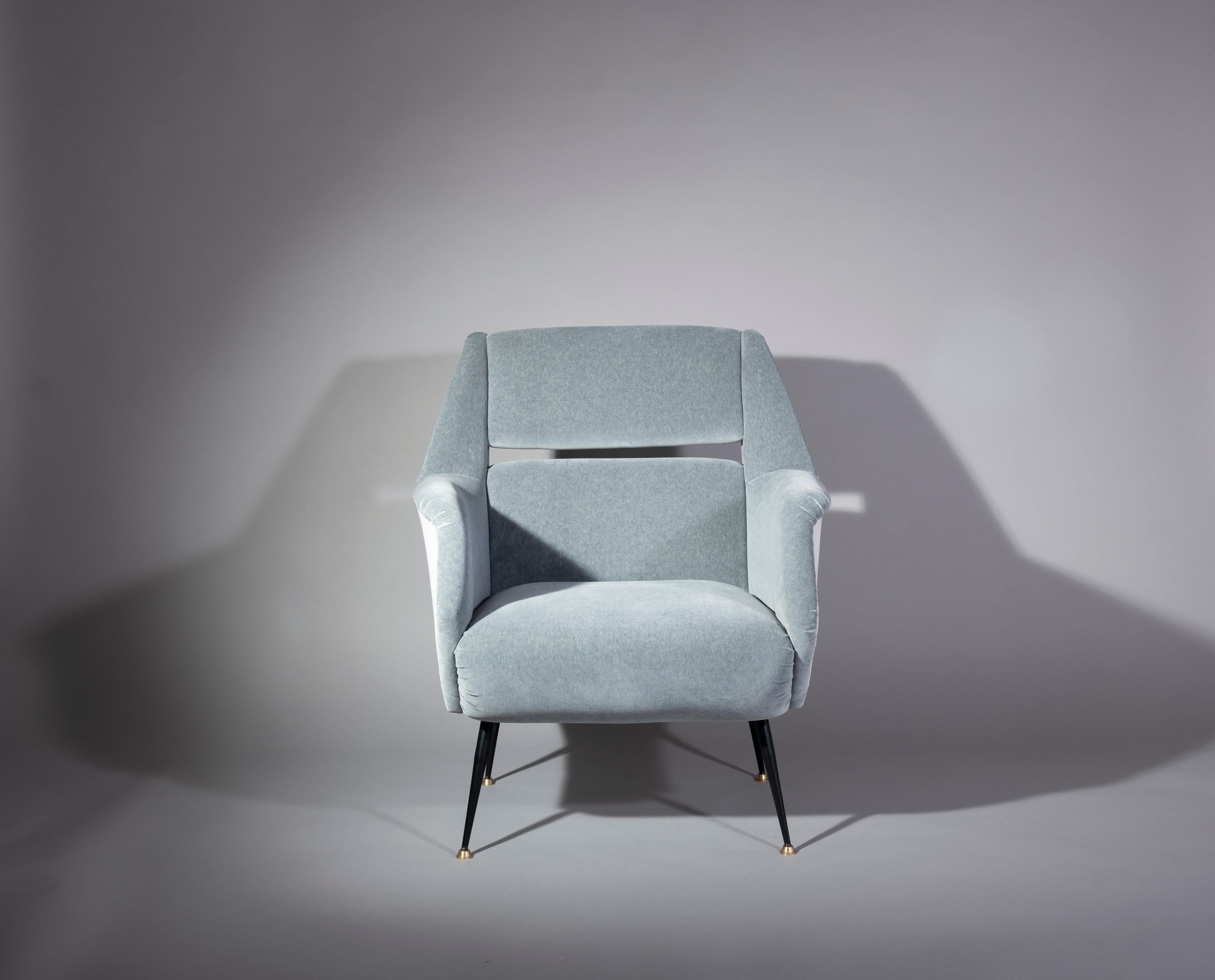 Amazing lounge chairs designed by Gigi Radice for Minotti, Italy, 1950s
Legs in black lacquered steel, brass feet, reupholstered in Dedar, Dante velvet (color lago and perla).
