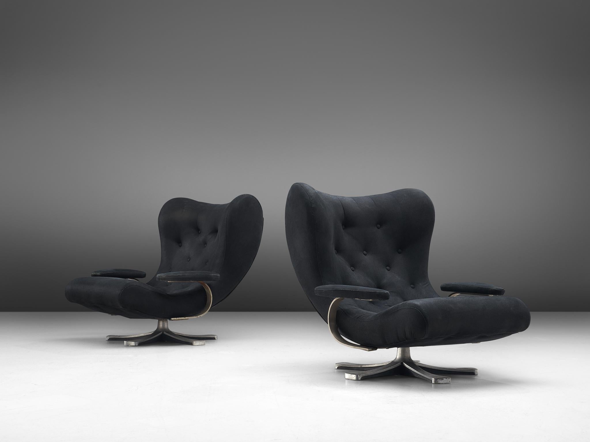 Guido Bonzani for Tecnosalotto, pair of armchairs, fabric and aluminum, Italy, 1970s

These swivel lounge chairs are design by the Italian Guido Bonzani in the 1970s. The large tufted seat is bulky and shows curved lines. An aluminum star base