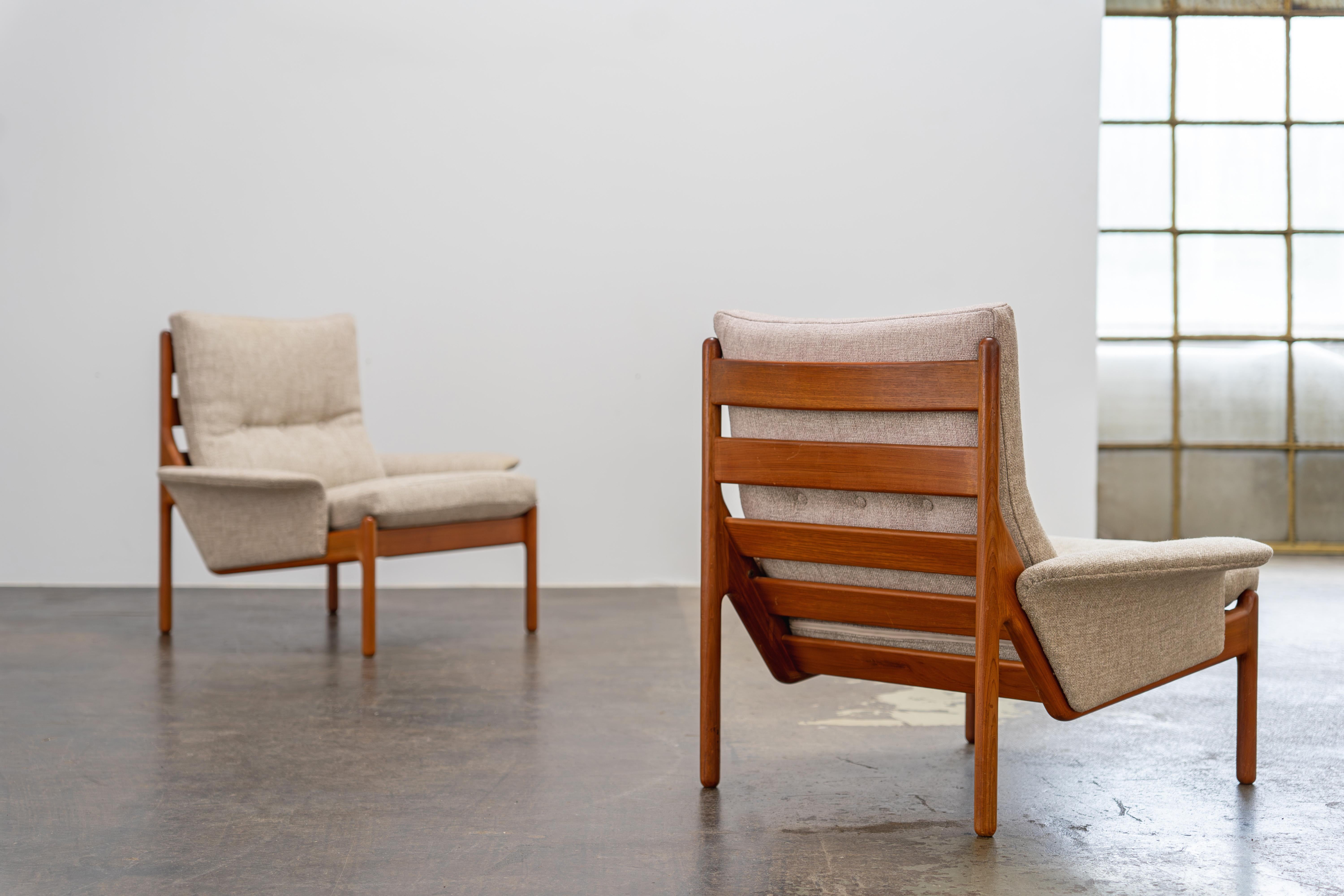 Ein Paar Loungesessel, entworfen von Illum Wikkelsø für Silkeborg, 1972. Massives Teakholz mit einem geschwungenen Rahmen. Dänisches Design aus den 1970er Jahren mit hochwertiger Handwerkskunst.

Wir können einen schnellen Versand zu