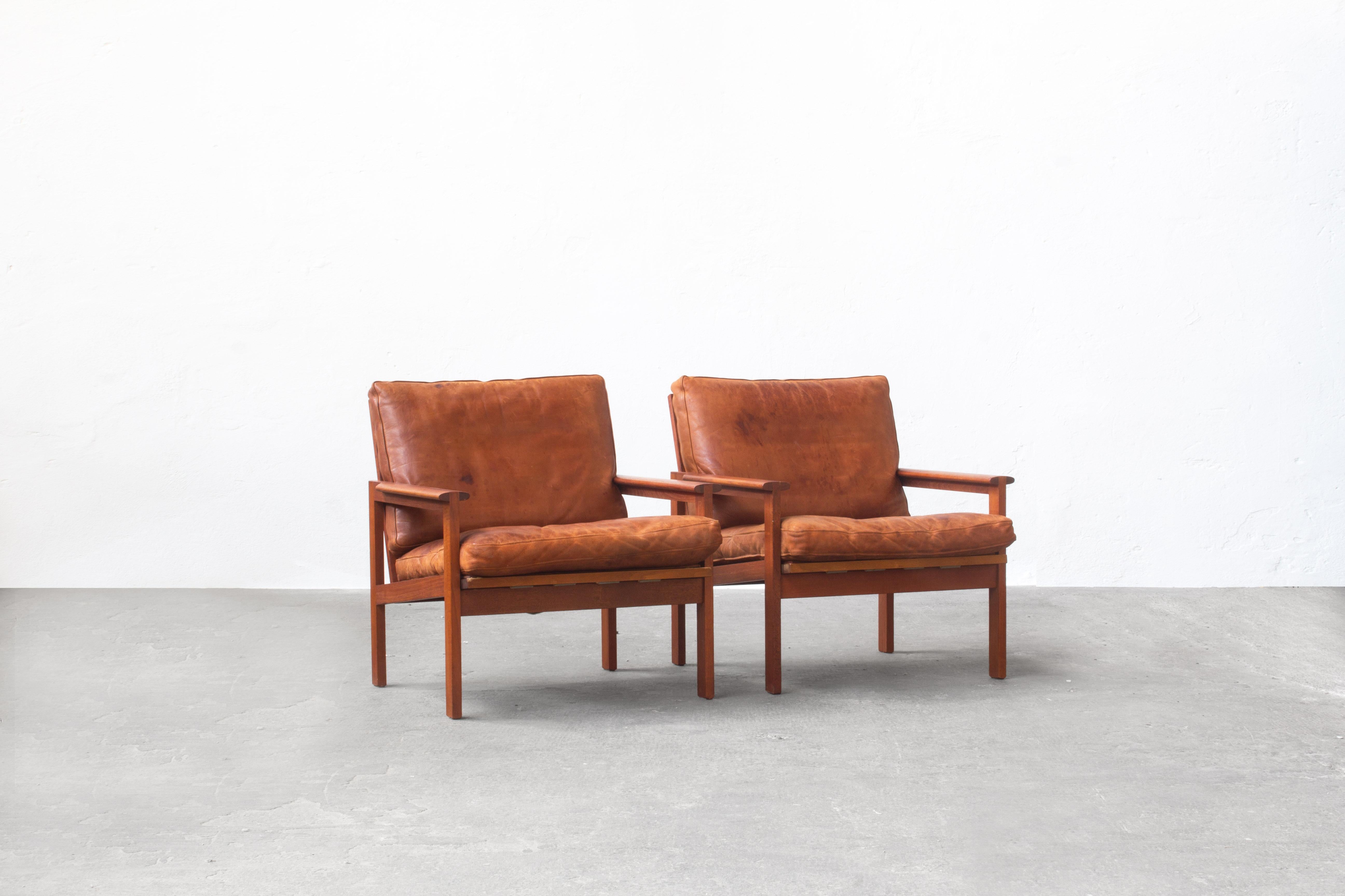 Very beautiful pair of lounge chairs designed by Illum Wikkelsø for Niels Eilersen.
Both lounge chairs come with brown-cognac leather and teak wood. The condition of both is in a good vintage condition.
 