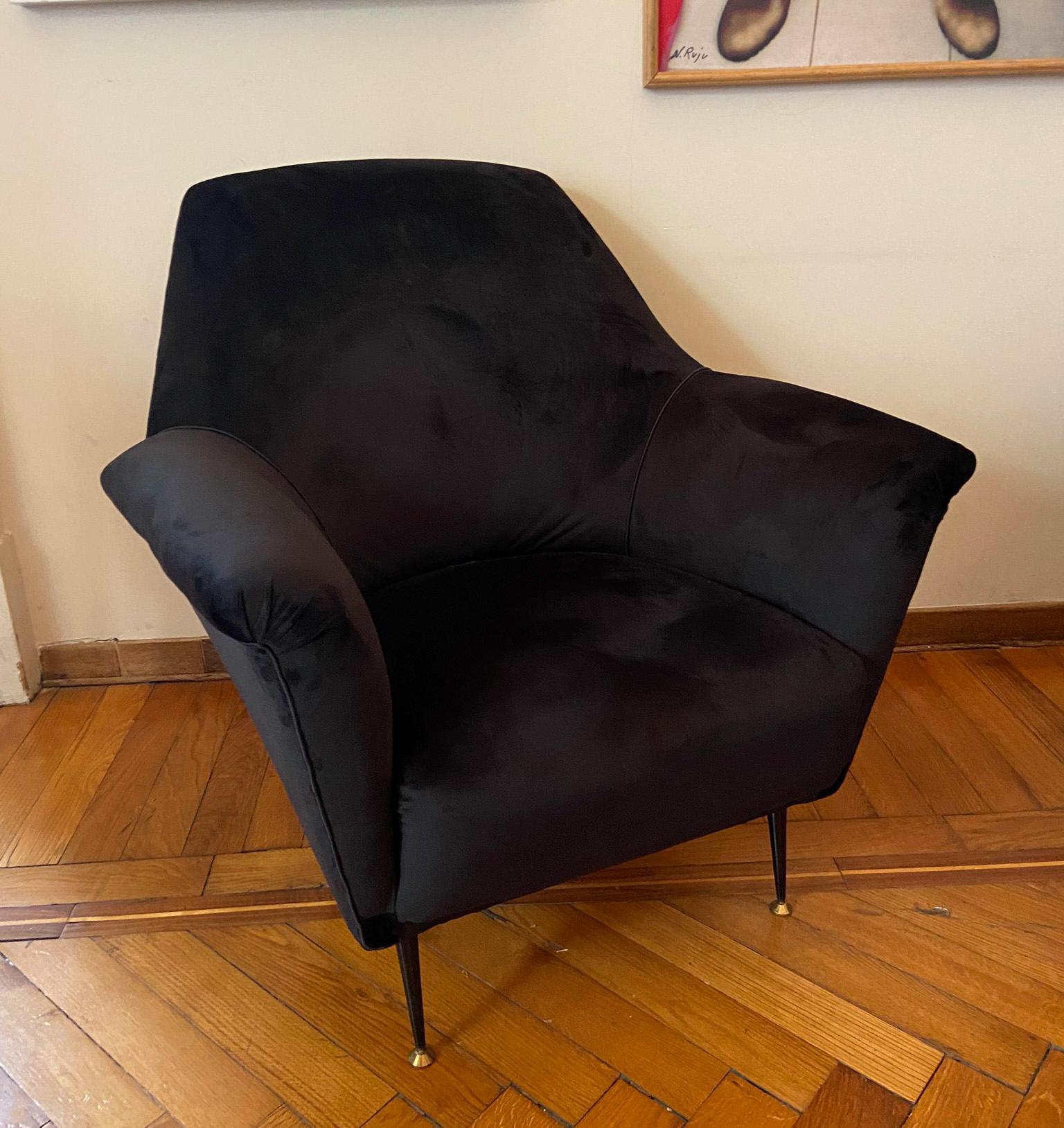 Pair of 1960s armchairs, wooden frame, lacquered metal and brass feet. Completely reupholstered in black velvet.
 