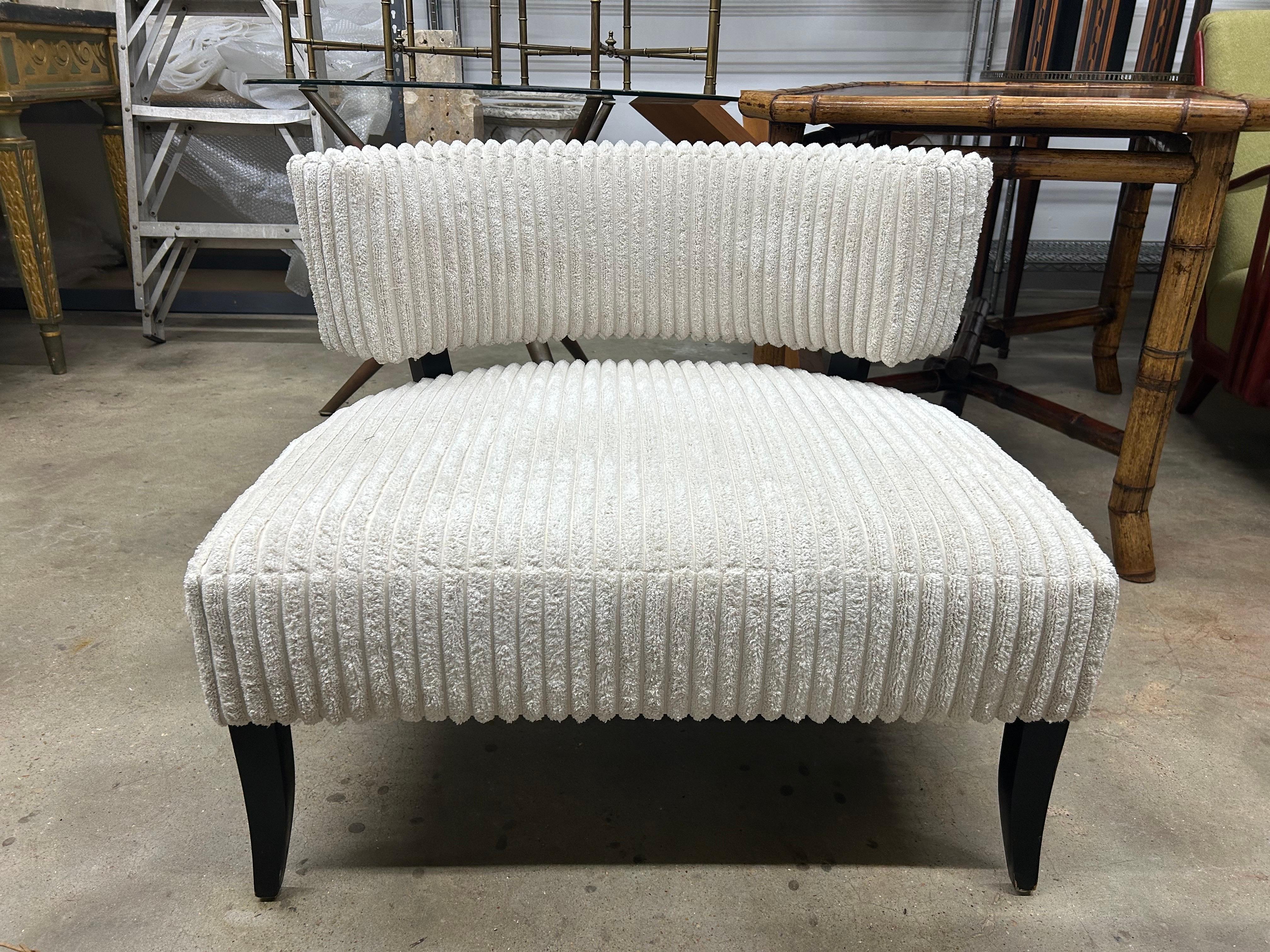 Ein Paar James Mont Lounge Stühle.
Glamouröses und bequemes Paar gepolsterter Loungesessel, Clubsessel, Beistellsessel oder Pantoffelstühle aus der Jahrhundertmitte von James Mont für Grosfeld House. 
Diese geschwungenen  Hollywood Regency Stühle