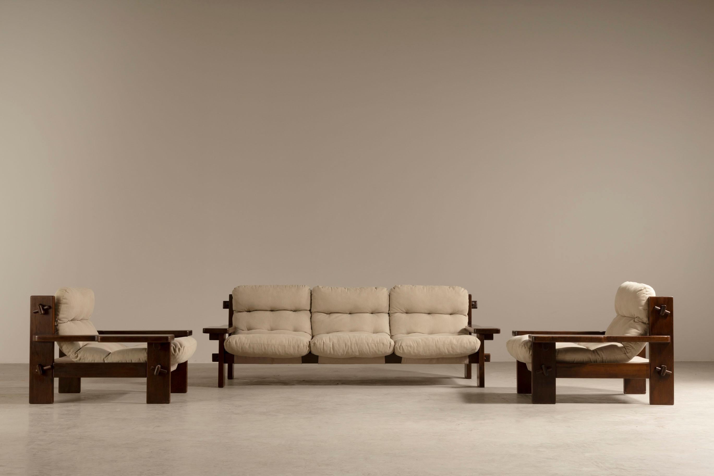 Cette paire de fauteuils, créée par le célèbre designer Jean Gillon, est une pièce unique qui intègre l'élégance et la qualité dans son design. Nés dans les années 1960 et développés pour Probel, ces fauteuils font partie du même ensemble que le