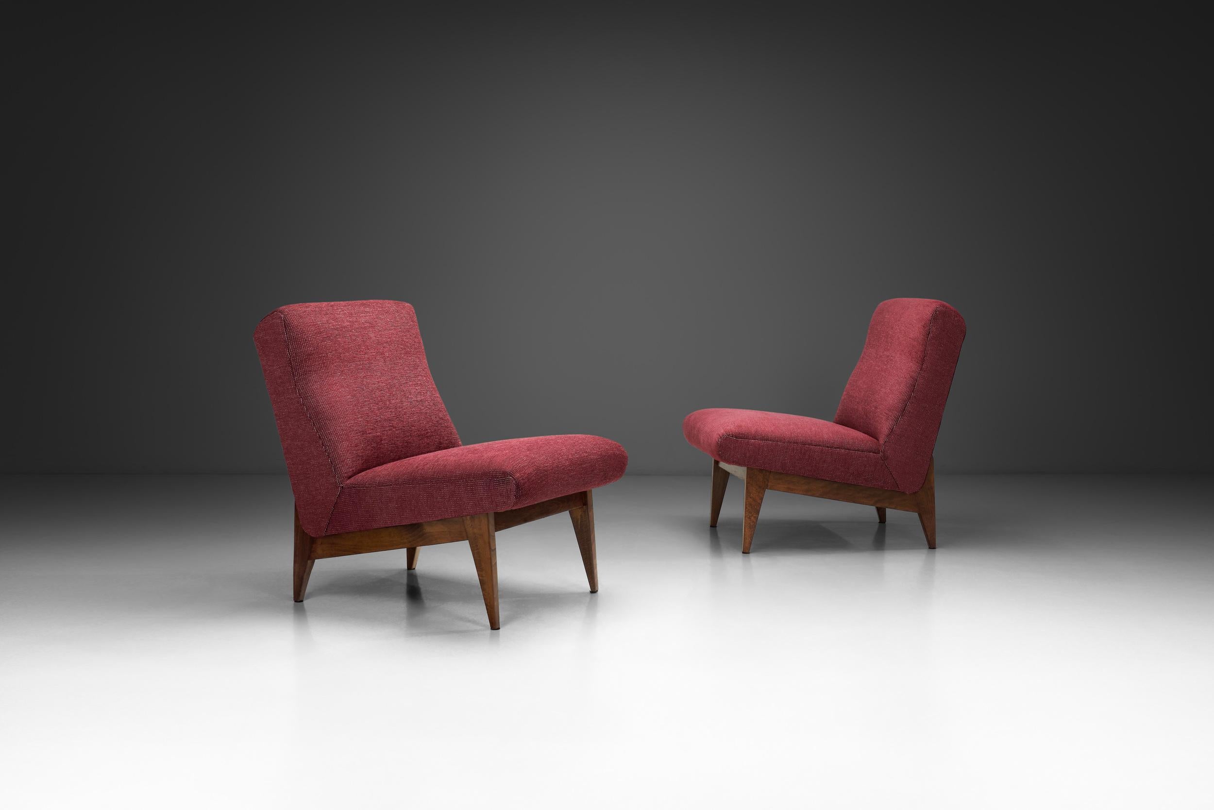 Dieses Paar Loungesessel, das Jens Risom zugeschrieben wird, ist ein großartiges Beispiel für amerikanisches Design und spiegelt die schlichte Eleganz der Ästhetik der Jahrhundertmitte wider. Mit ihren klaren Linien verkörpern diese Loungesessel