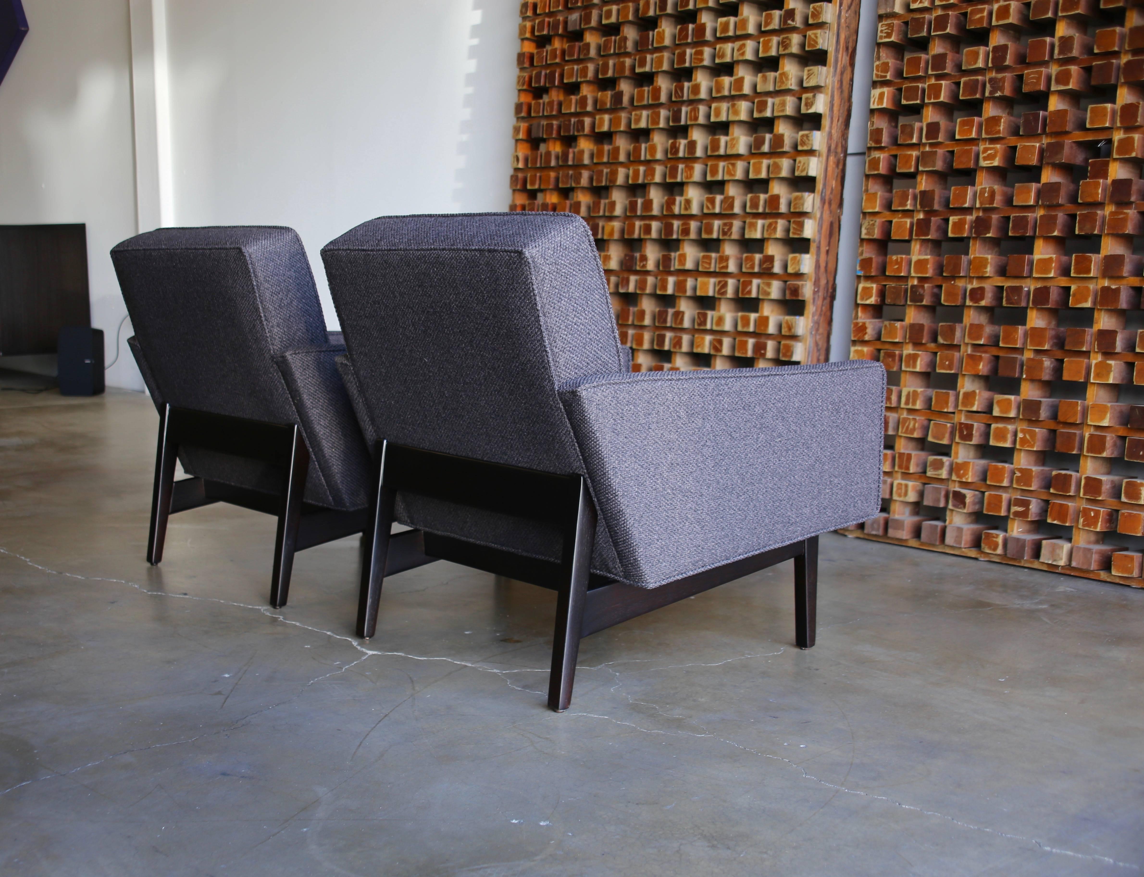 Pair of lounge chairs by Jens Risom.