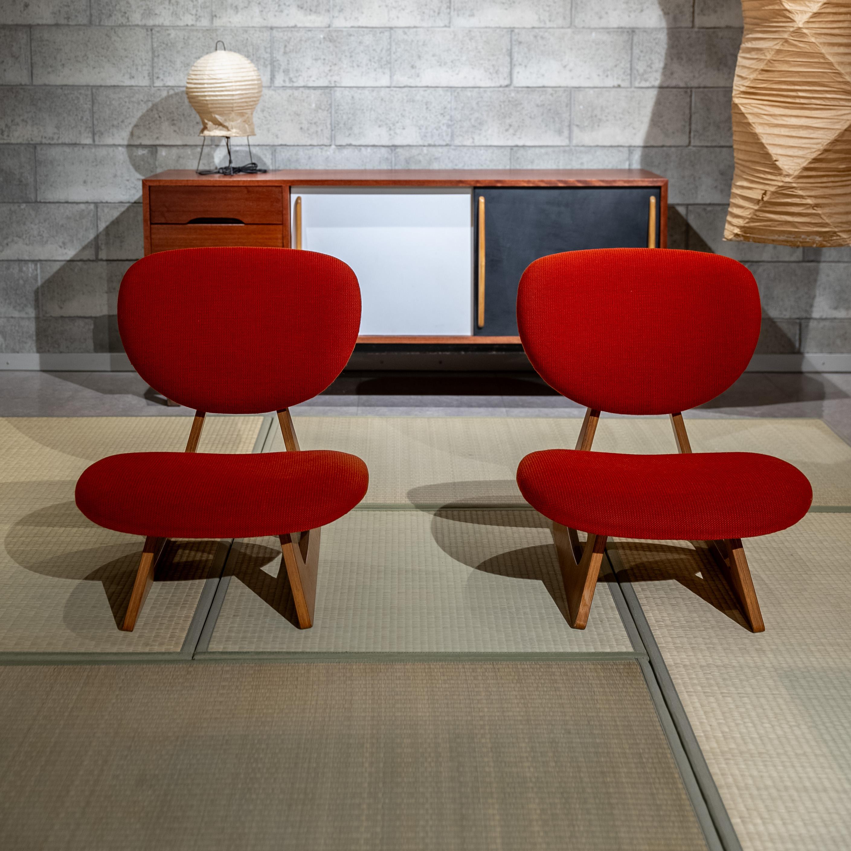 We introduce you pair of standard fixed chairs that was created by Junzo Sakakura Architectural Research Institute in collaboration with design by  Daisaku Cho. 

Produced in the 1970s, this duo highlights Japanese style, embodying comfort and