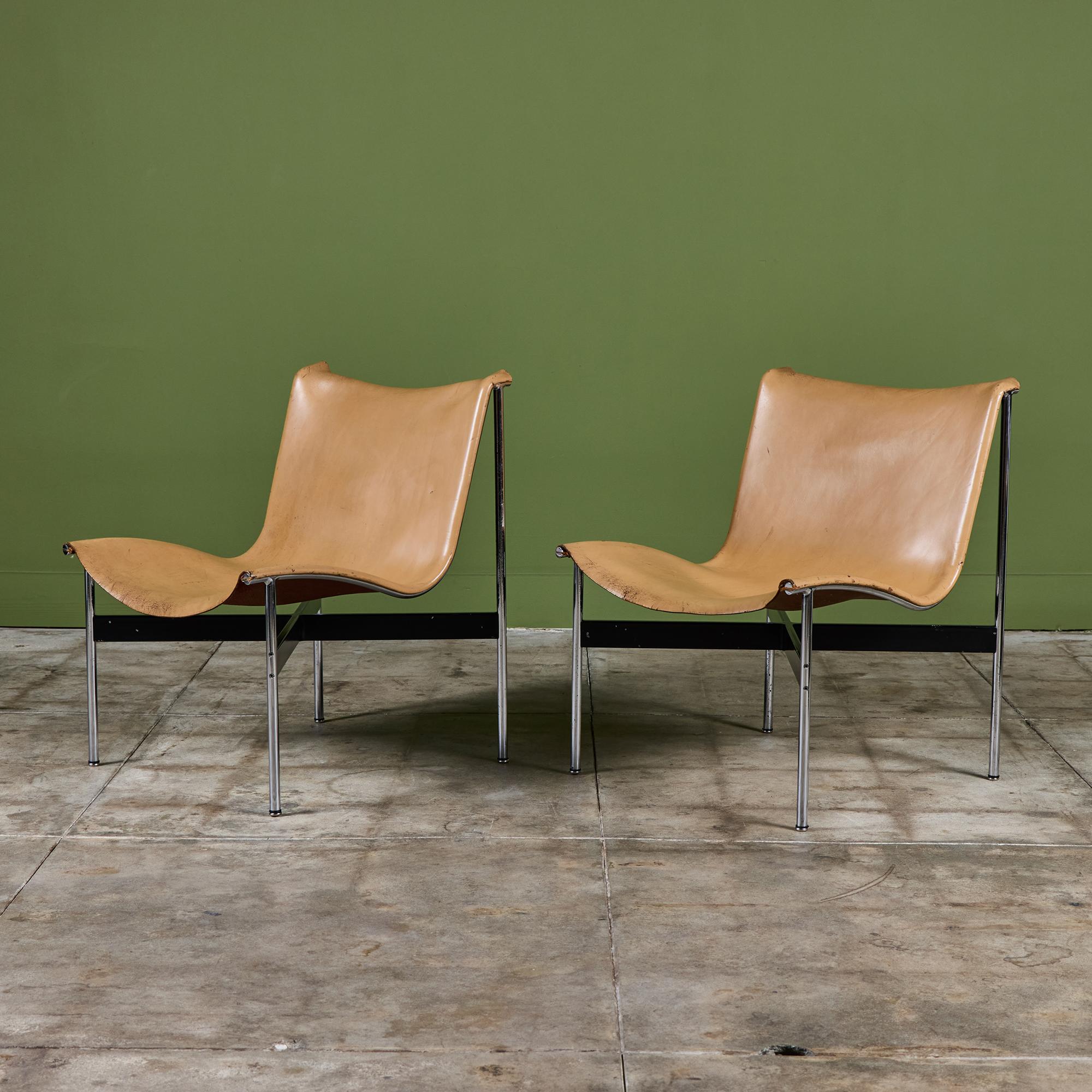 Pareja de tumbonas de cuero diseñadas por William Katavolos, Douglas Kelley y Ross Littell c.1952, EEUU. Los icónicos sillones de salón con respaldo en forma de honda presentan un armazón y patas de acero cromado con barras transversales en forma de