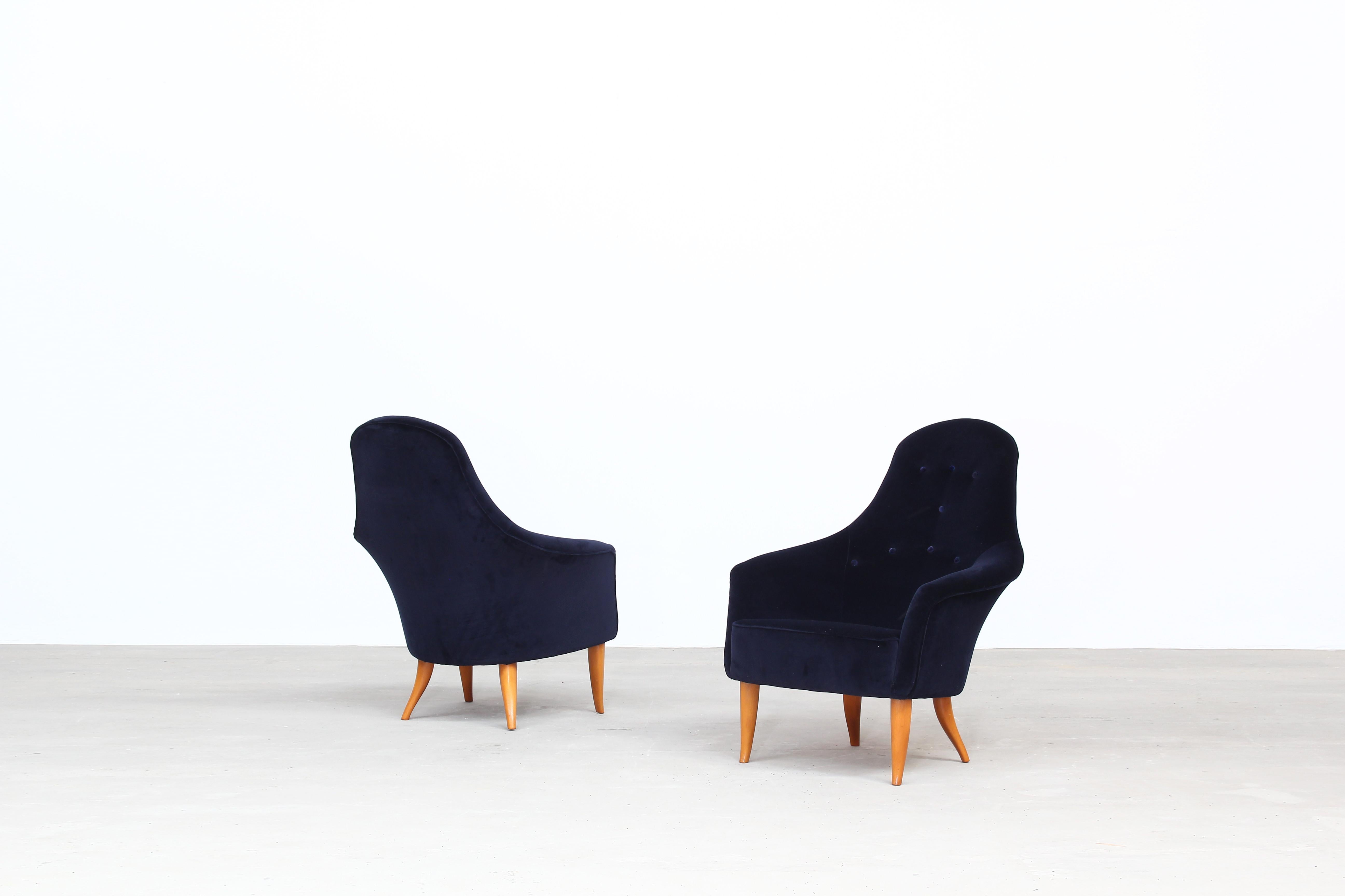 A pair of beautiful armchairs designed by Kerstin Holmquist is new upholstered with high-quality velvet.
The chairs come on beech legs and appears in an excellent condition. Manufactured by Nordiska Kompaniet Verkstader in the 1960s, made in Sweden.