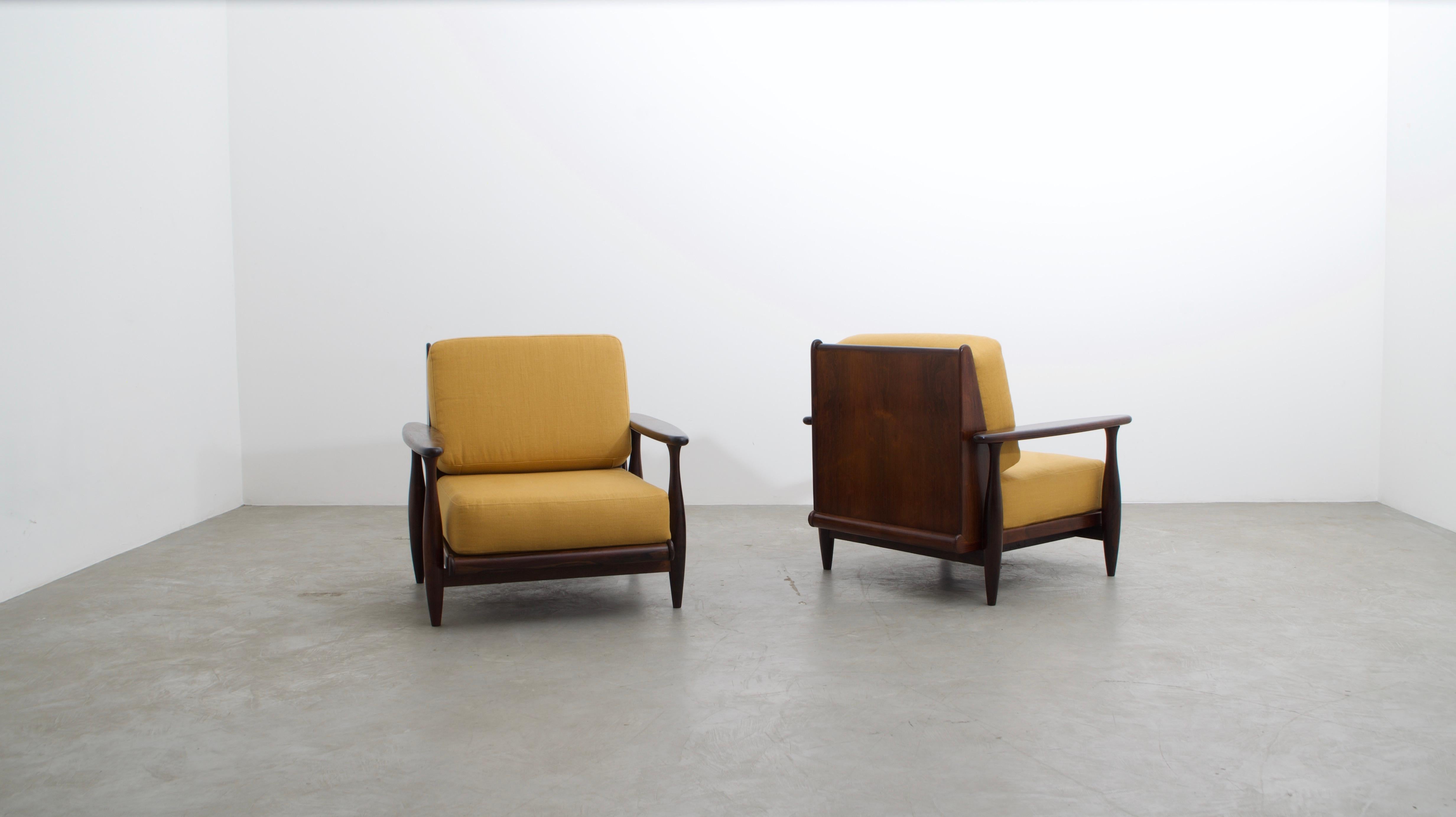 Pair of Lounge chairs in Wood and Fabric, Liceu de Artes e Ofícios, 1960's, Brazilian mid-century design

This beautiful pair of armchairs was made of Brazilian hardwood in the 60s, by Liceu de Artes e Ofícios. The extremely elegant curved lines
