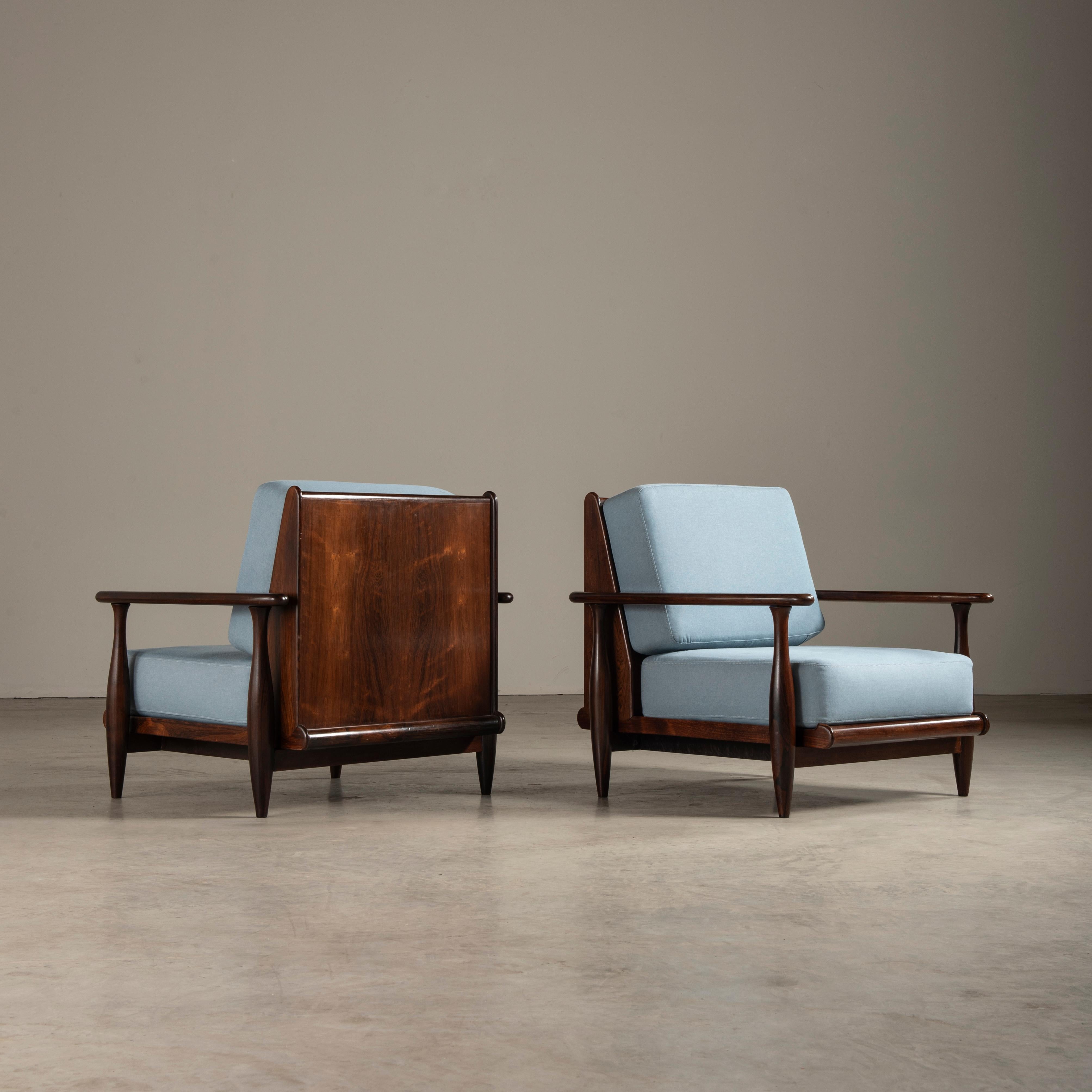 These lounge chairs, masterfully crafted by Liceu de Artes e Ofícios, are an epitome of the Brazilian mid-century design movement, blending timeless elegance with superior craftsmanship.

Liceu de Artes e Ofícios has been a cornerstone in the realm