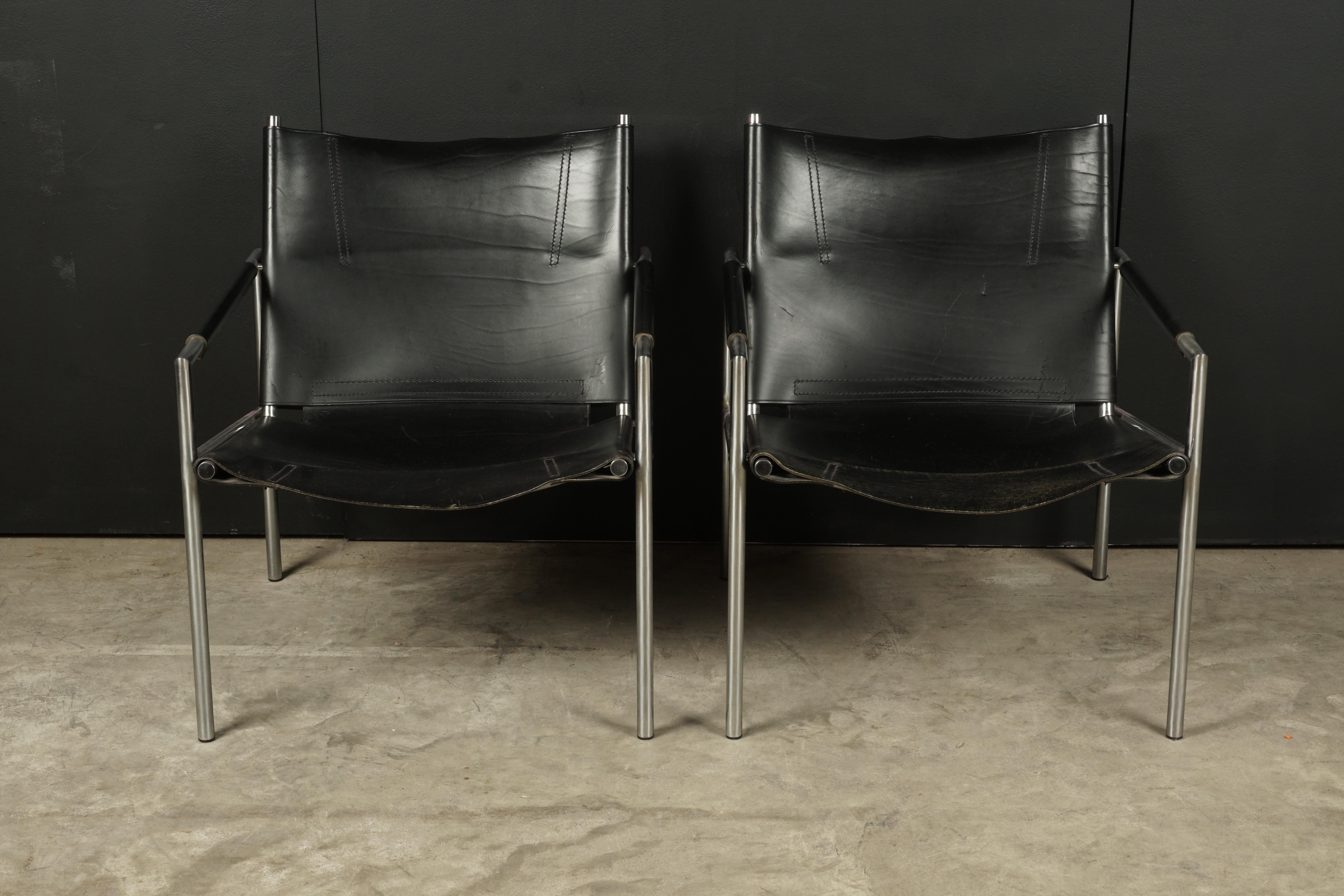 Midcentury pair of lounge chairs designed by Martin Visser, Model 'SZ02' for ’t Spectrum Bergeijk, Netherlands. Original stretched black leather on a steel frame.
