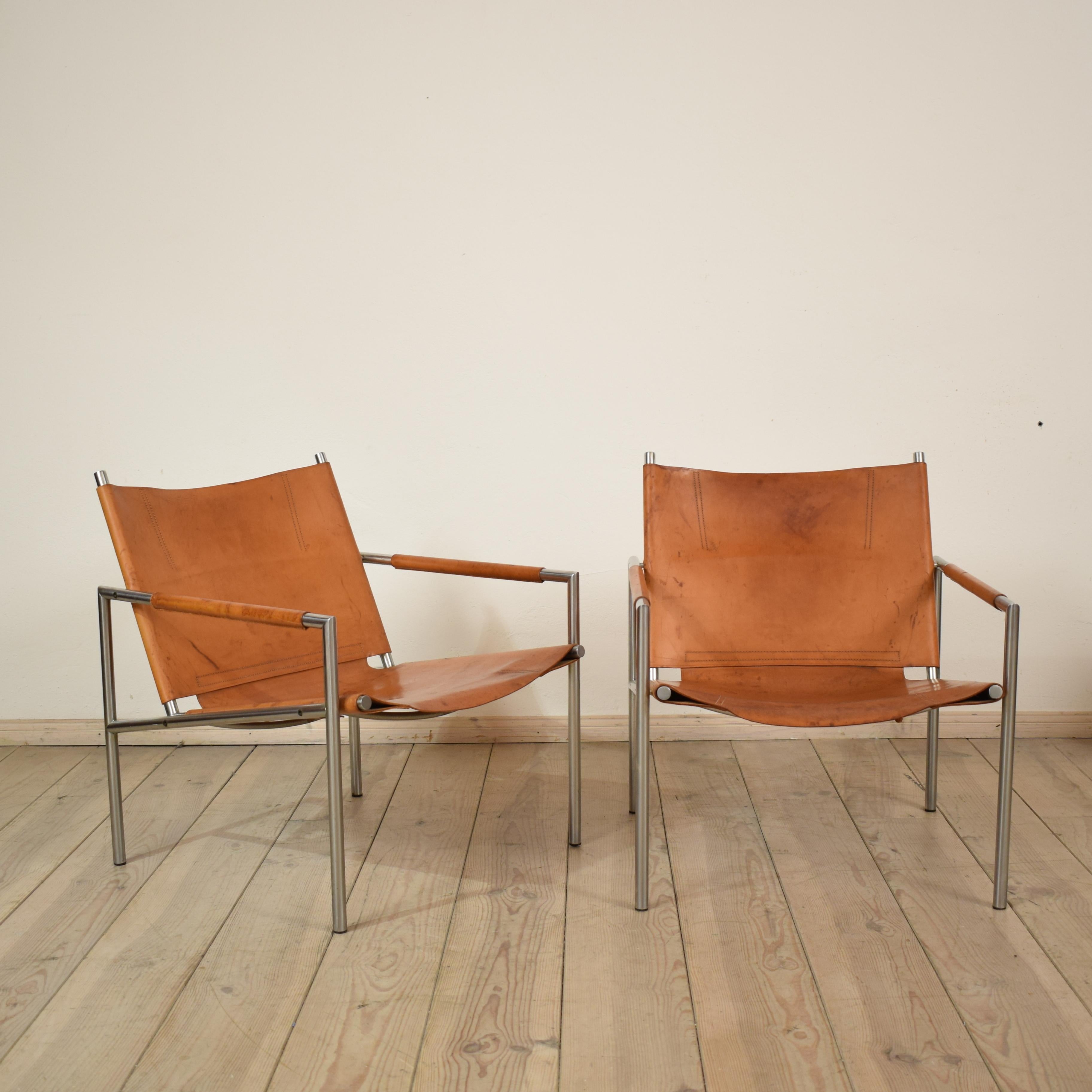 This elegant pair of lounge chairs by Martin Visser where produced by for 't Spectrum Bergeijk in the late 1960s. The model is 
