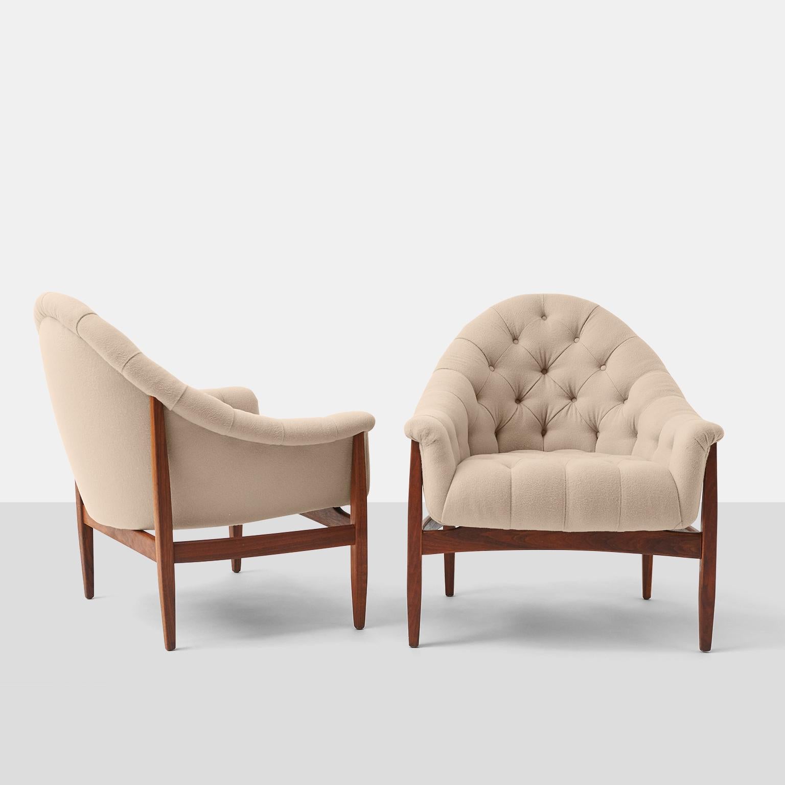 Tufted tub chairs by Milo Baughman for Thayer Coggin. A rare, early style that marked the beginning of their long collaboration. Walnut frames support low scoop seating.
Recently restored and upholstered in pure natural Sandra Jordan Prima