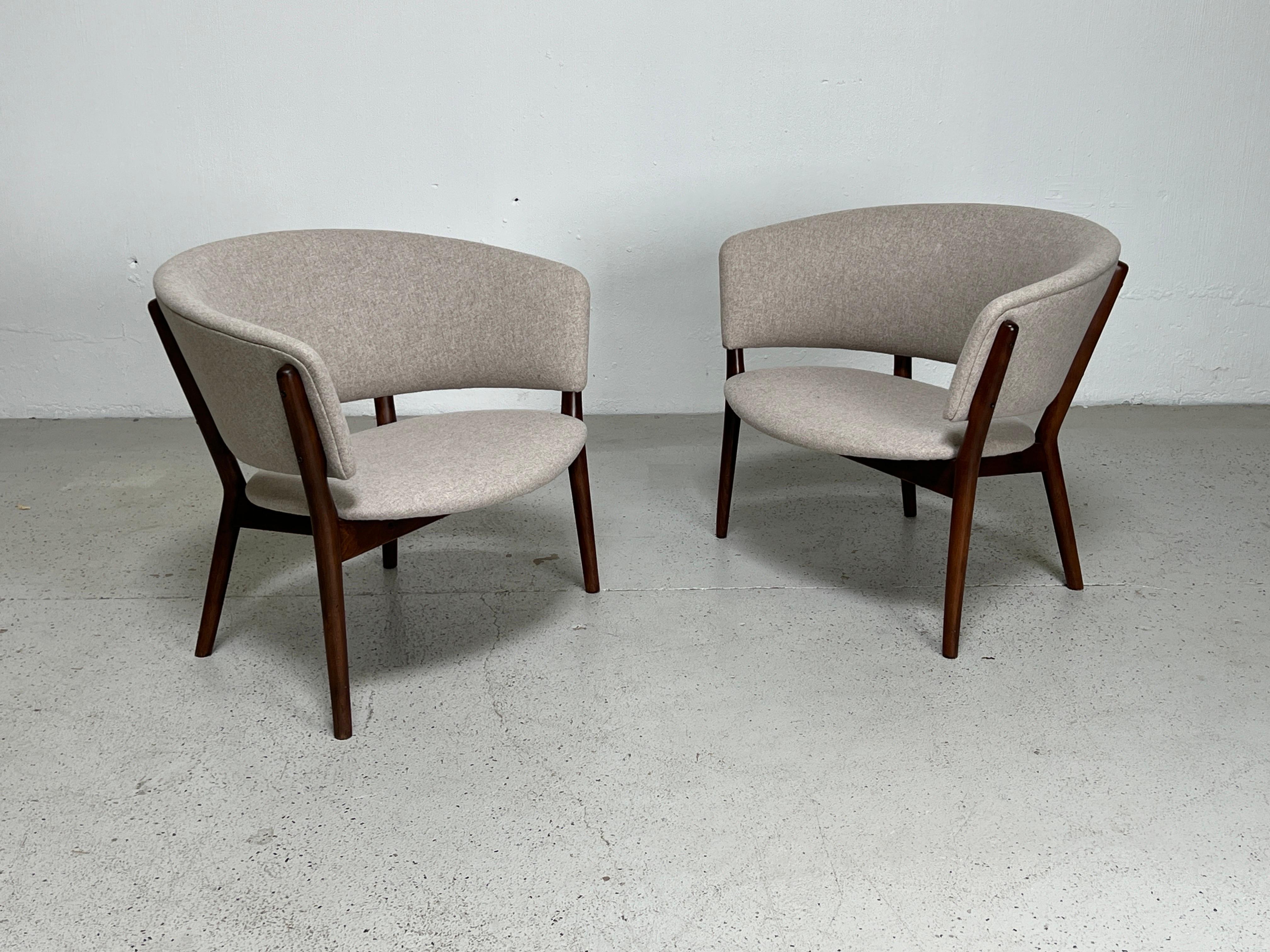 A pair of lounge chairs designed by Nanna Ditzel.
