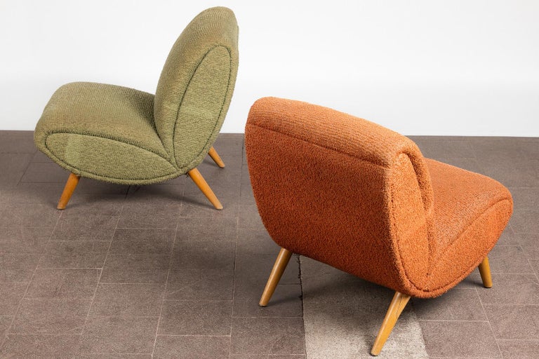Set of two lounge chairs / easy chairs designed by the American Industrial designer Norman Bel Geddes (1893-1958). 

The chairs designed in 1949, and produced in USA around 1950. The chairs are in beechwood legs, upholstered with loop fabric, one