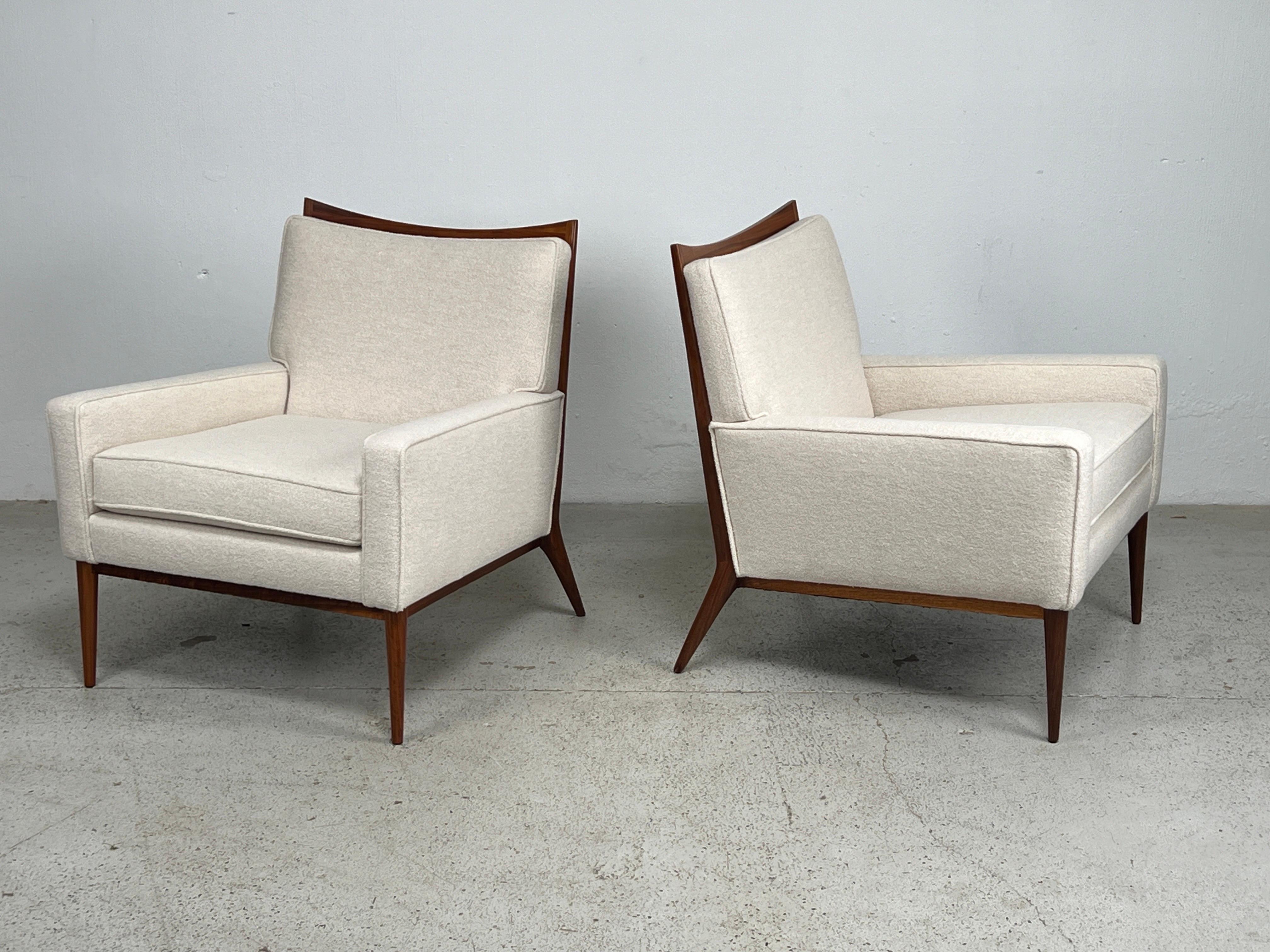 Paire de chaises longues en noyer conçues par Paul McCobb. Entièrement restauré et retapissé en Holland & Sherry / Brunswick / Snow.