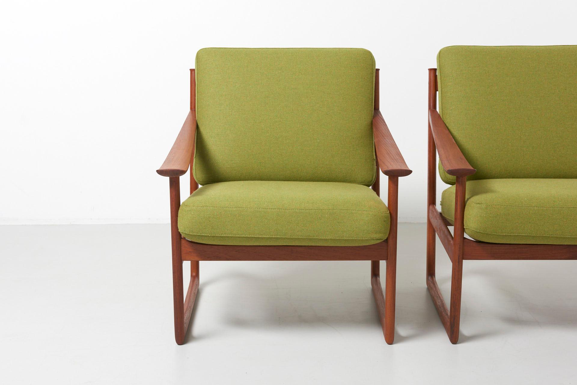 Pair of FD 130 lounge chairs by Peter Hvidt & Orla Mølgaard Nielsen for France & Son in the 1960s. New upholstery with green felt. 







 