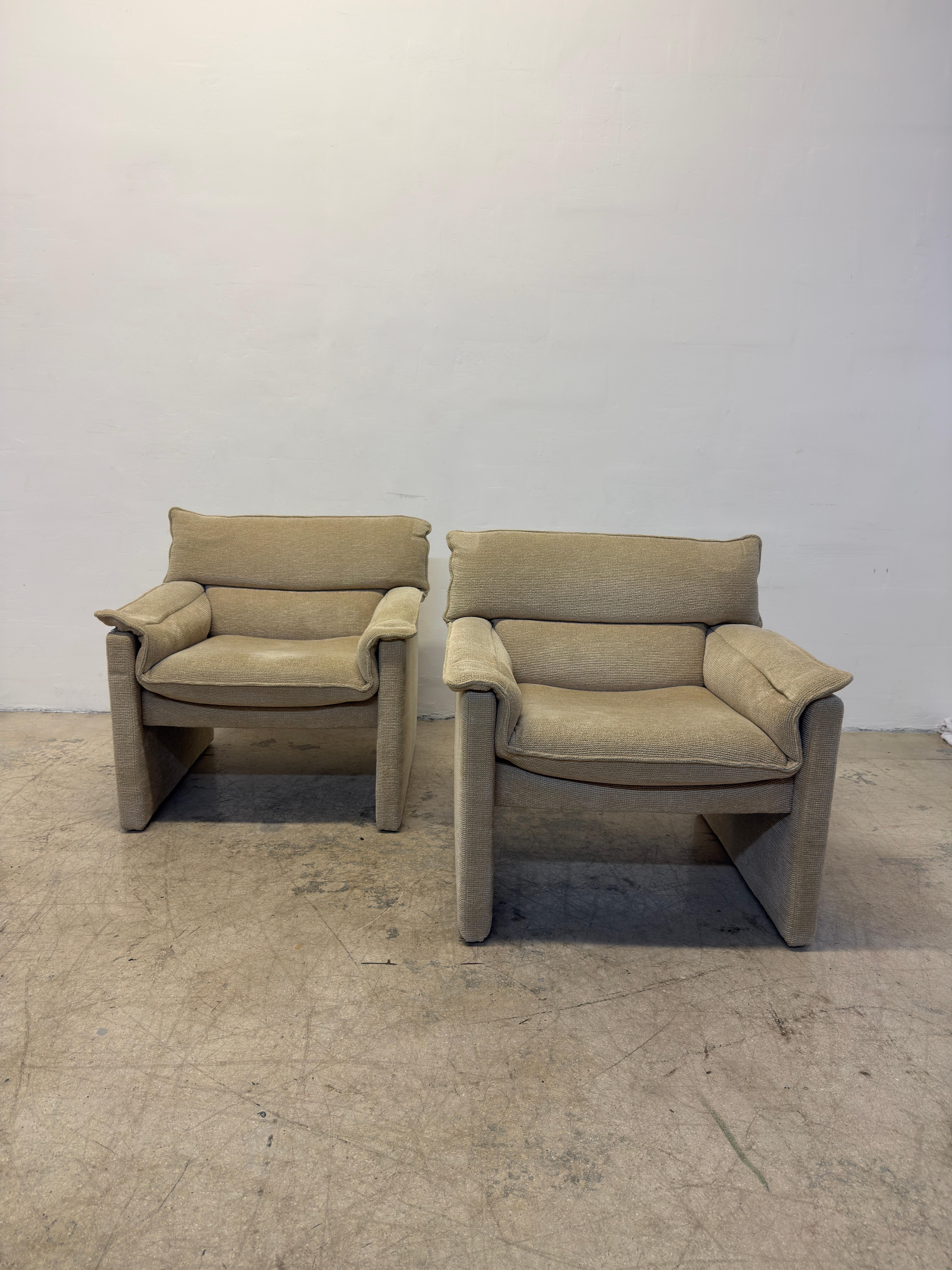 Paire de chaises longues rembourrées en tissu beige d'origine par Preview Furniture, années 1970 / 1980.  Le tissu est d'origine et présente quelques signes d'usure et de décoloration mineure.  A utiliser tel quel ou à faire retapisser.