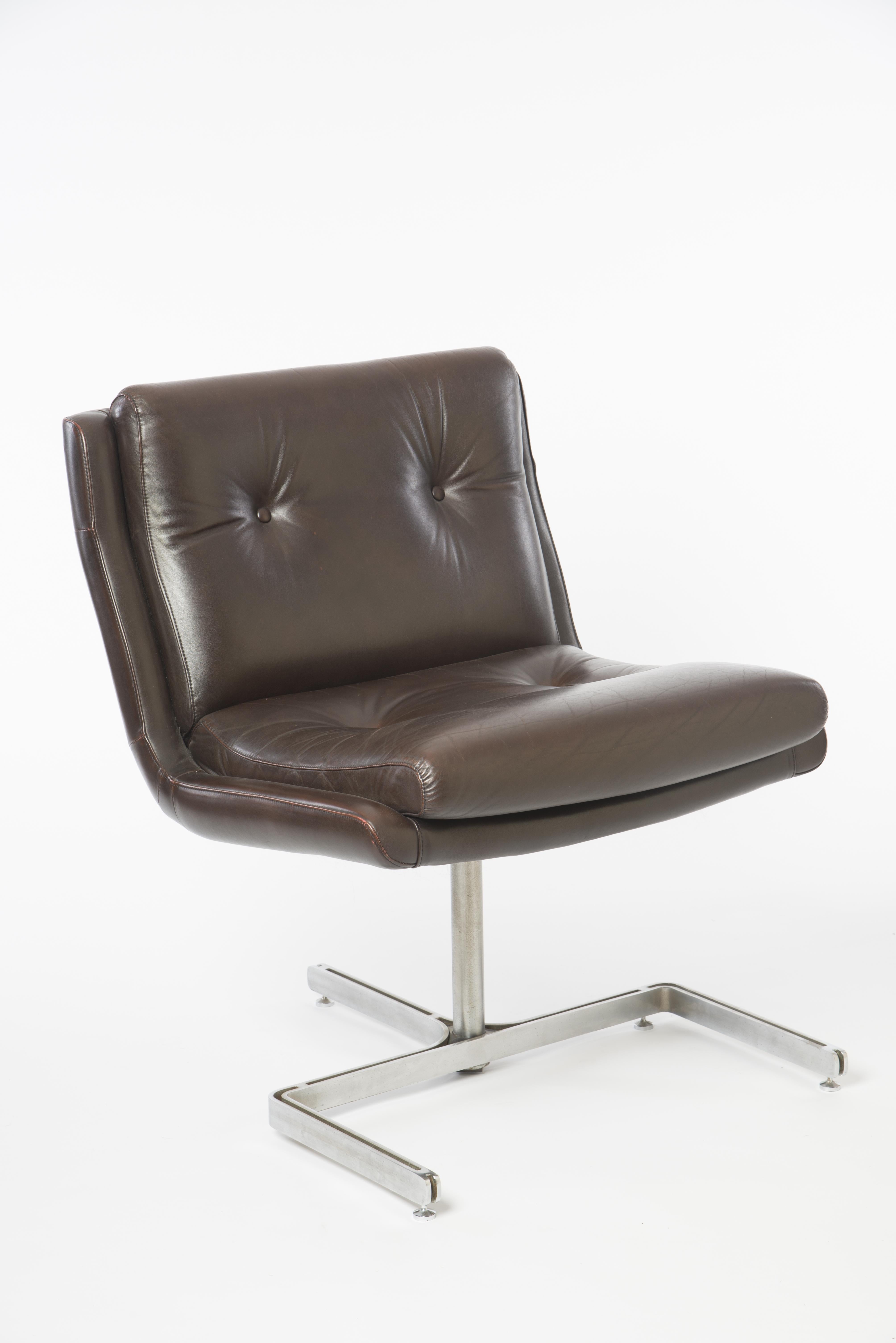 Dieses schöne Sesselpaar von Raphael Raffel wurde ursprünglich für die Einrichtung des Chefbüros der P.T.T. Telecom France im Jahr 1973 hergestellt.
Die Kombination aus Leder, Stahl und klaren Linien verleiht diesen Stühlen ihr außergewöhnliches