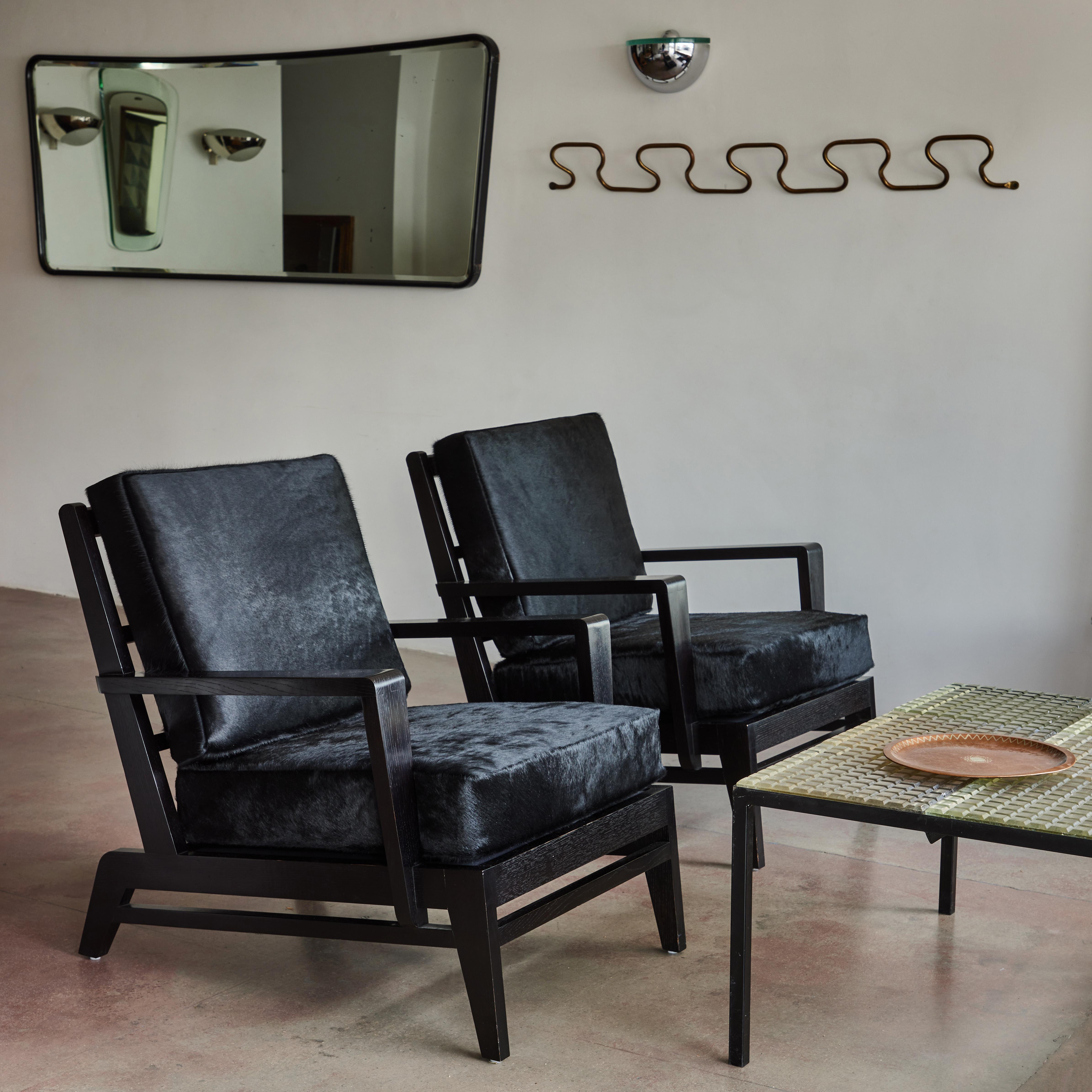 Paar Sessel aus ebonisierter Eiche von René Gabriel. Hergestellt in Frankreich in den 1950er Jahren.

Diese Stühle wurden mit schwarzem Rindsleder neu gepolstert.