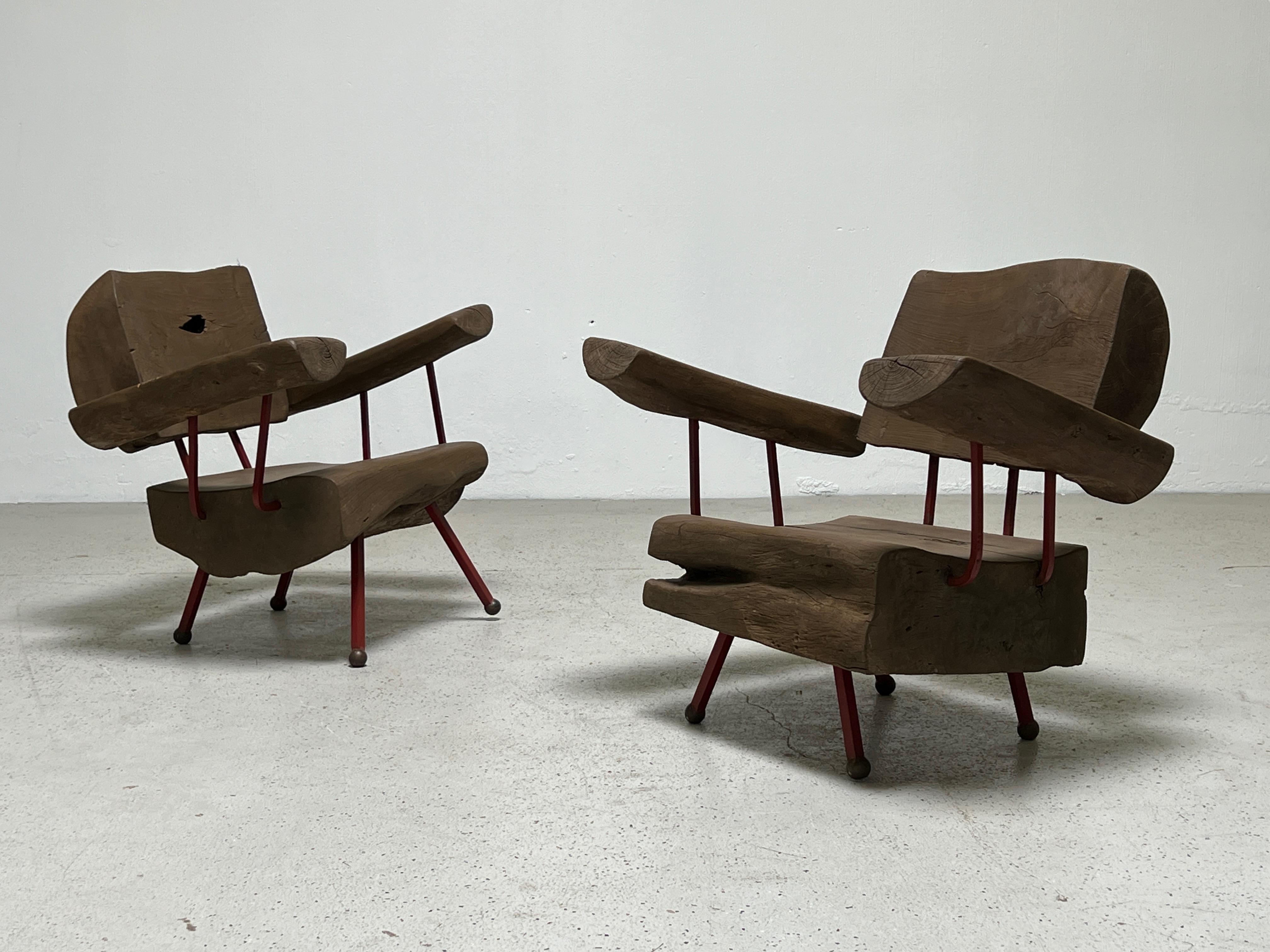 Une paire de chaises longues en bois massif avec des cadres en fer par Sabena du Mexique.