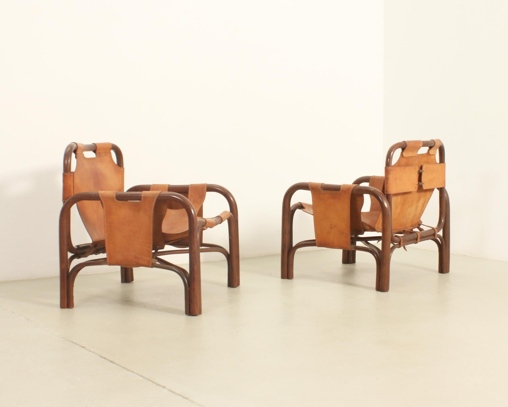 Ein Paar Loungesessel, entworfen in den 1960er Jahren von Tito Agnoli für Bonacina, Italien. Polsterung aus cognacfarbenem Leder mit dicker Rattanstruktur.