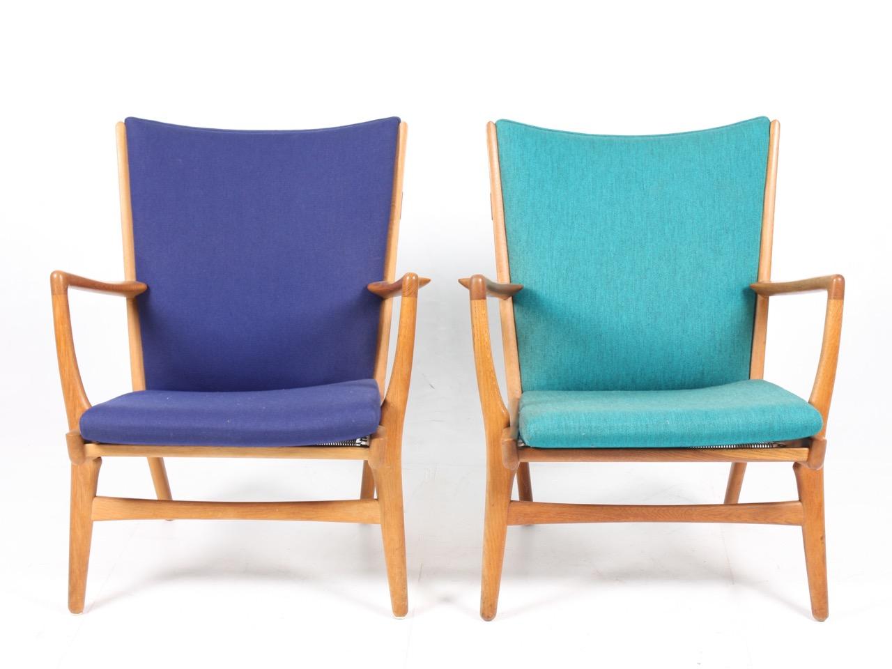 Pair of Lounge Chairs by Wegner im Zustand „Gut“ in Lejre, DK