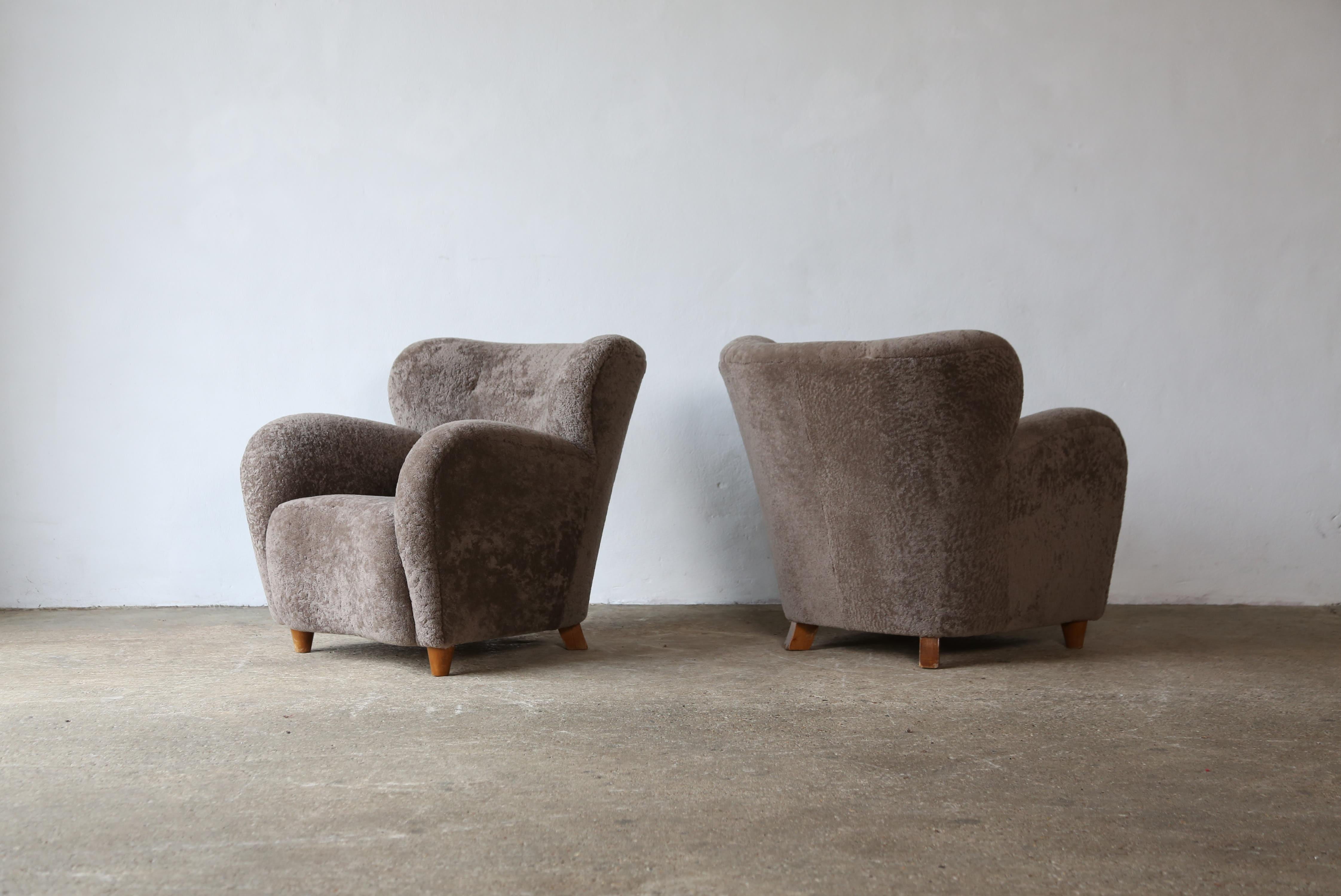 Superbe paire de chaises longues, nouvellement tapissées de peau de mouton grise/brune, Danemark, années 1950.  Expédition rapide dans le monde entier.





.