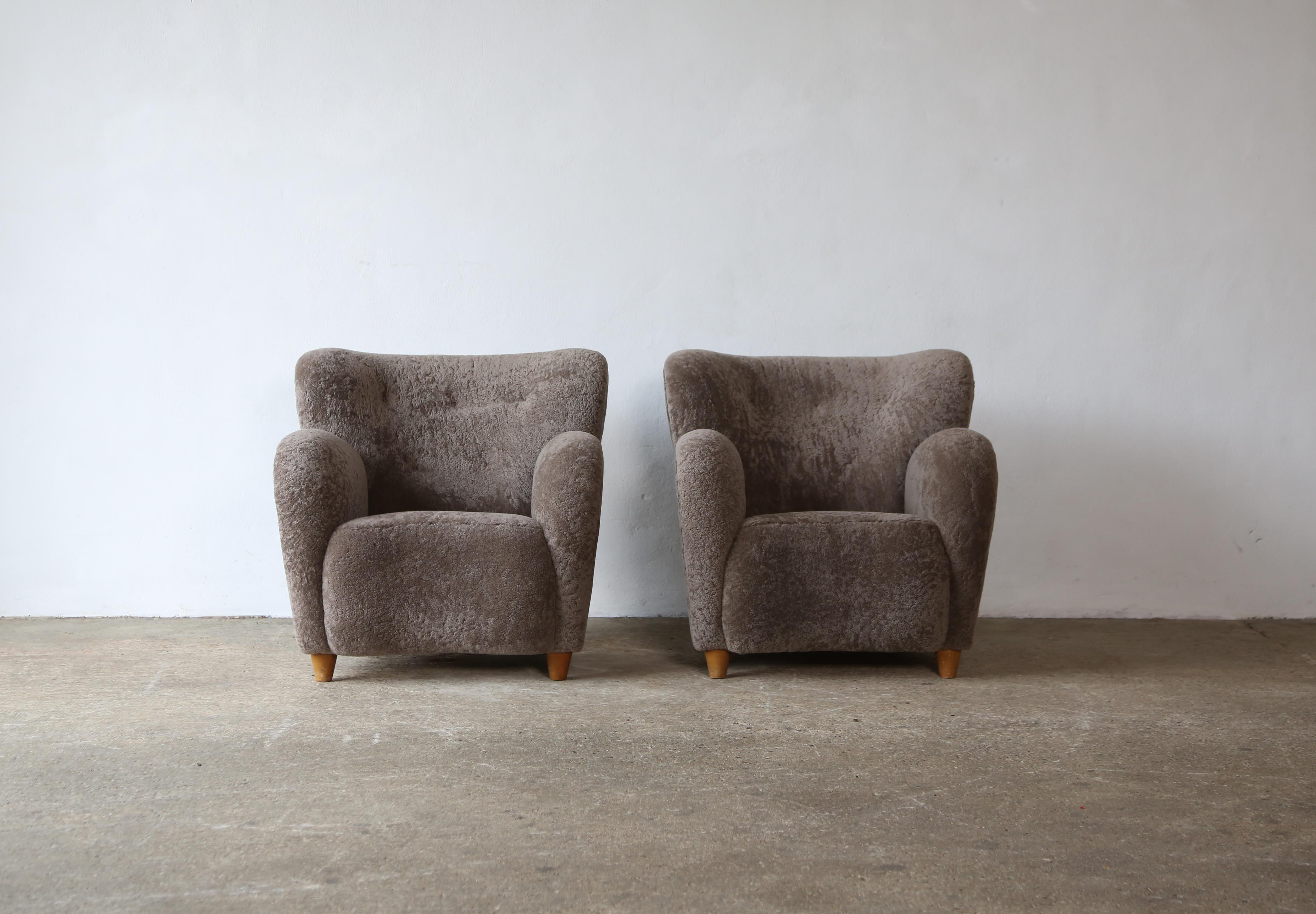 Mid-Century Modern Pair of Lounge Chairs, Denmark, 1950s, Newly Upholstered in Sheepskin For Sale