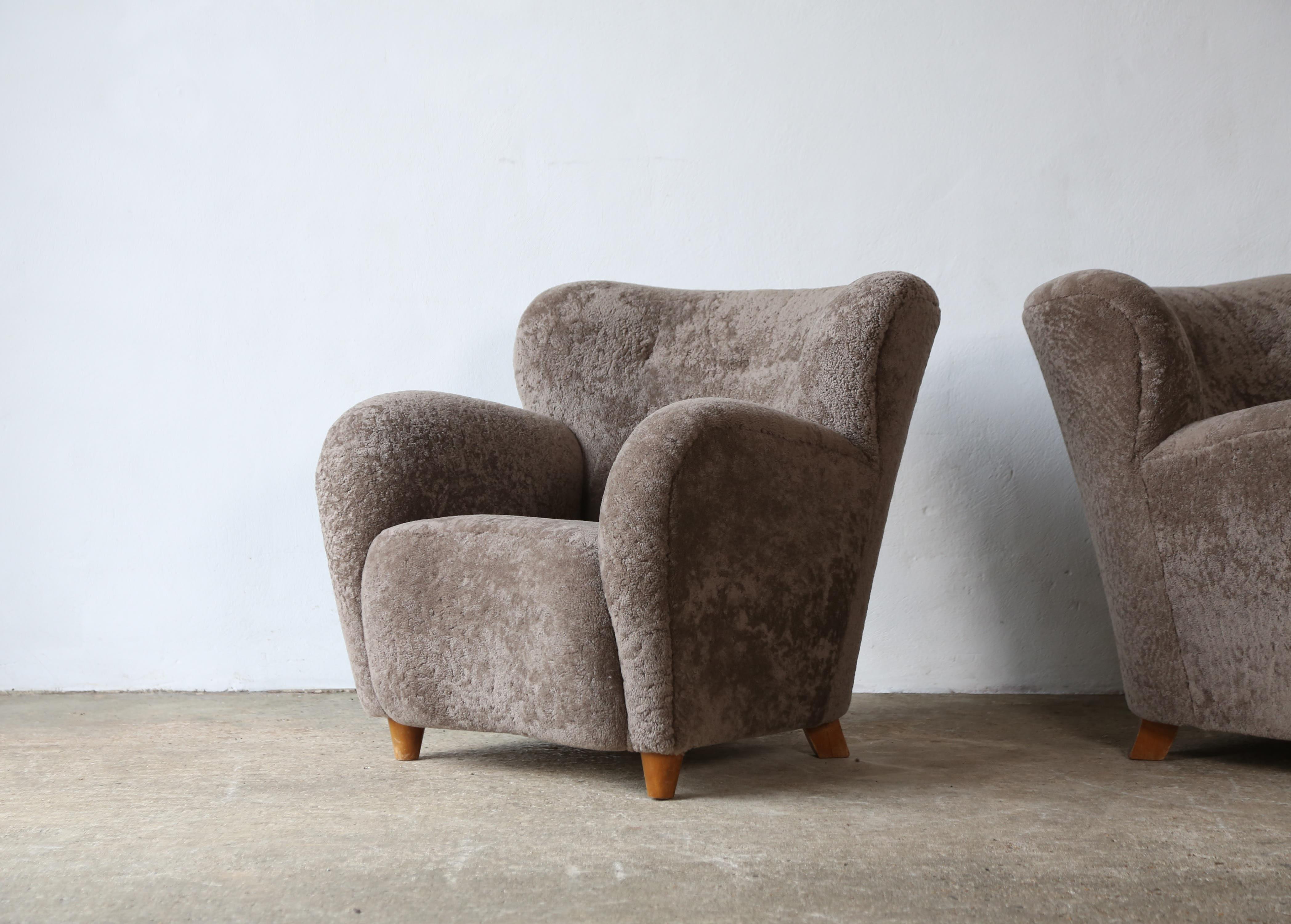 20th Century Pair of Lounge Chairs, Denmark, 1950s, Newly Upholstered in Sheepskin For Sale