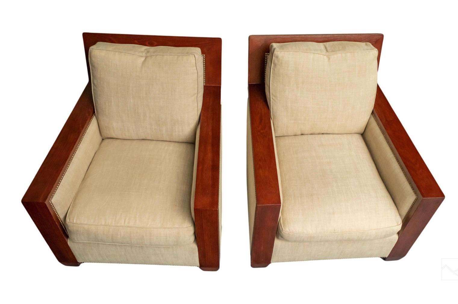 Exquise paire de fauteuils design conçus par John Hutton (1947-2006) pour la Collection Sutherland (Dallas). Chaises de salon d'inspiration Art Déco Moderne, fabriquées avec des cadres en bois de finition foncée et équipées d'assises et de coussins