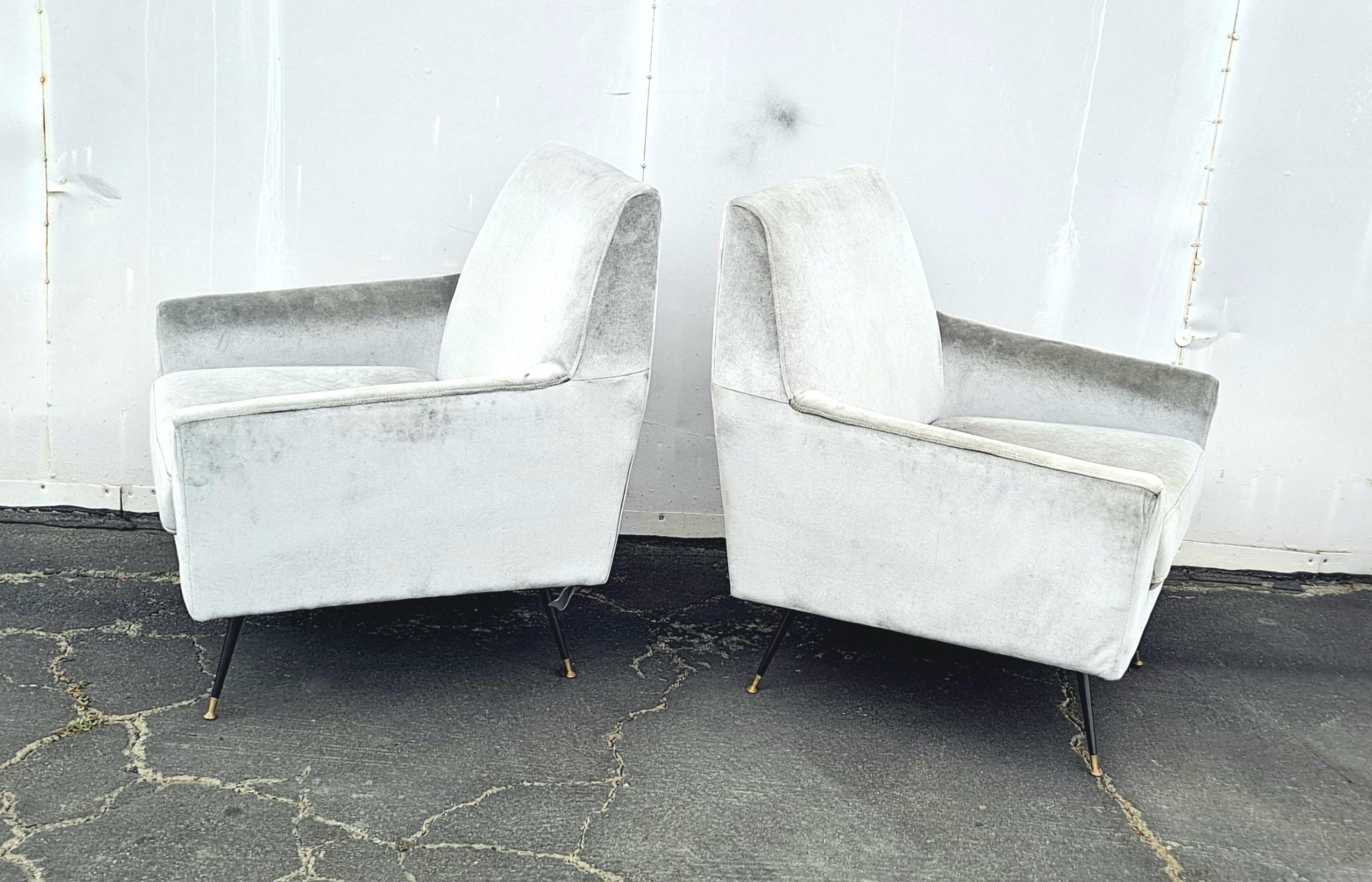 Paire de chaises vintage .pieds en métal et laiton  Nous suggérons de refaire le rembourrage.
 Les chaises sont très confortables.
Expédition continentale aux États-Unis, livraison à domicile 475 
2-4 semaines 