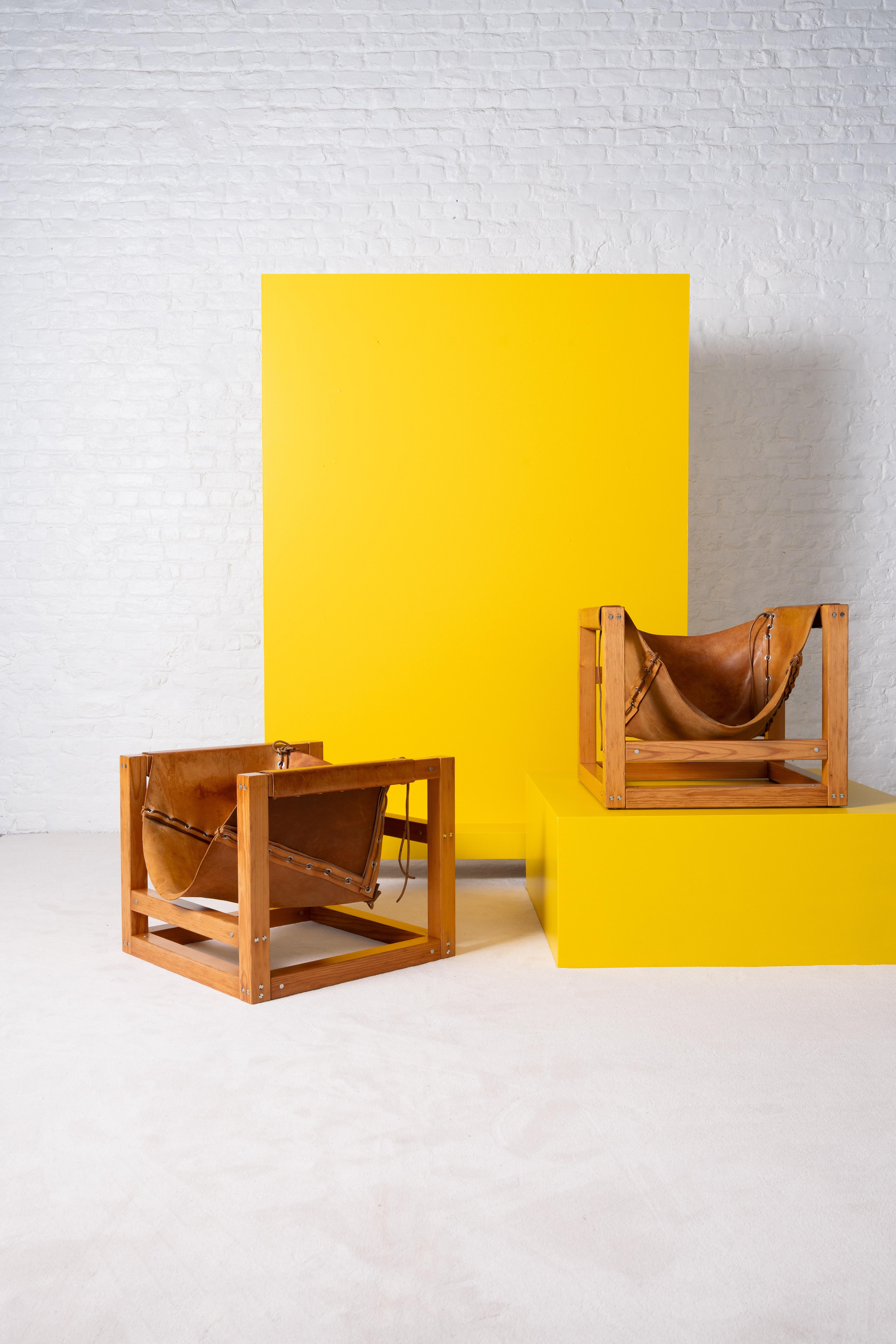 Diese Loungesessel spiegeln den kubistischen Stil des deutschen Mid-Century-Designs wider. Ihr kantiges, skulpturales Gestell wird mit einer Lederpolsterung kombiniert, wodurch eine niedrige und umhüllende Silhouette entsteht.