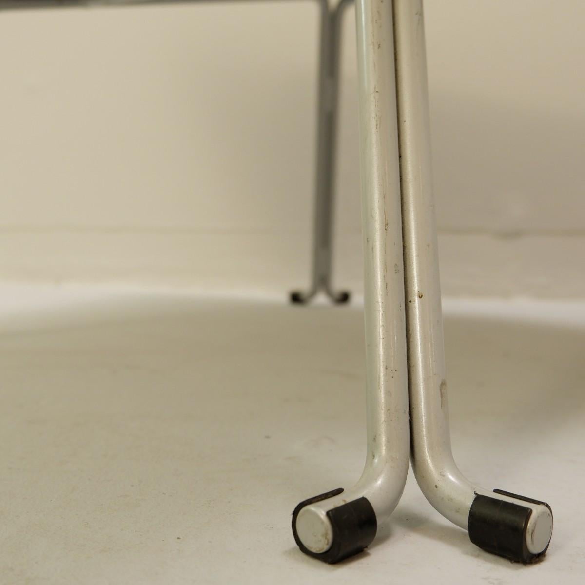 Paar Lounge-Stühle (Metall) im Angebot