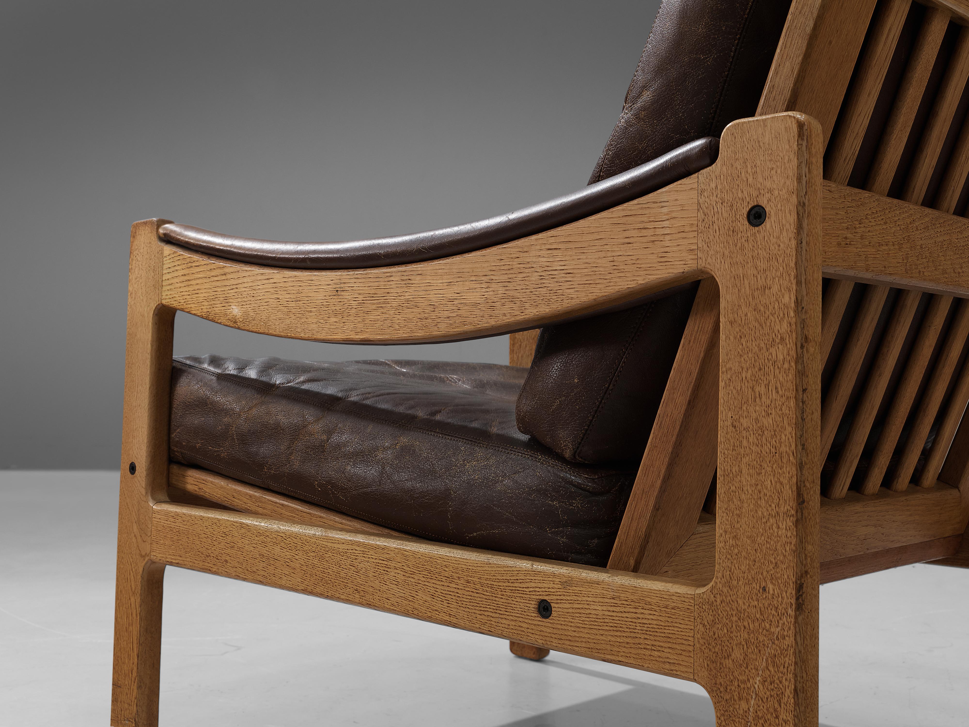Paar Loungesessel, braunes Leder, Eiche, Dänemark, 1970er Jahre

Diese Sessel sind ein Paradebeispiel für die Ideologie des skandinavischen Mid-Century-Designs. Klar im Erscheinungsbild, in der Verwendung neutraler Materialien und in der