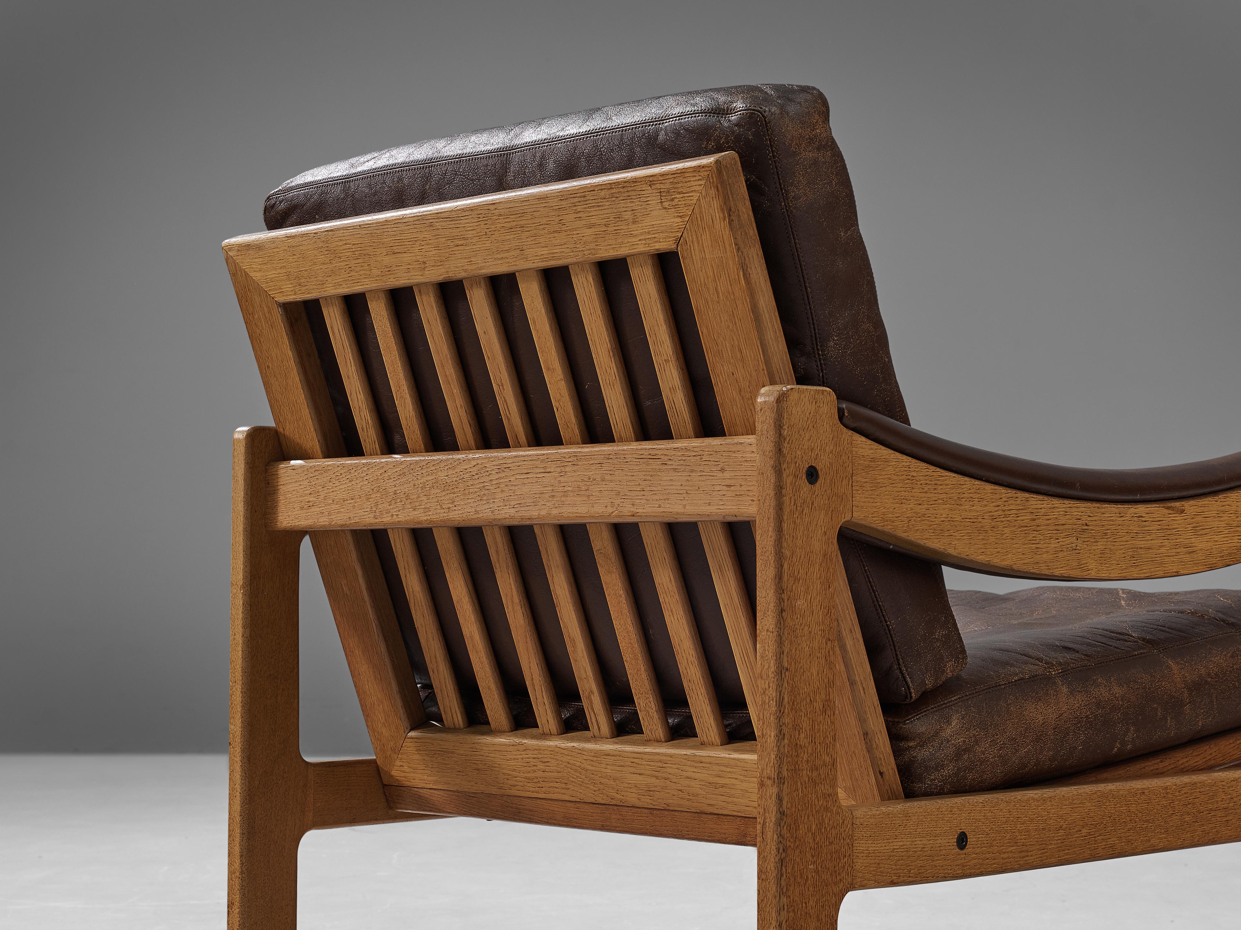 Danish Pair of Lounge Chairs in Brown Leather and Oak  For Sale 2