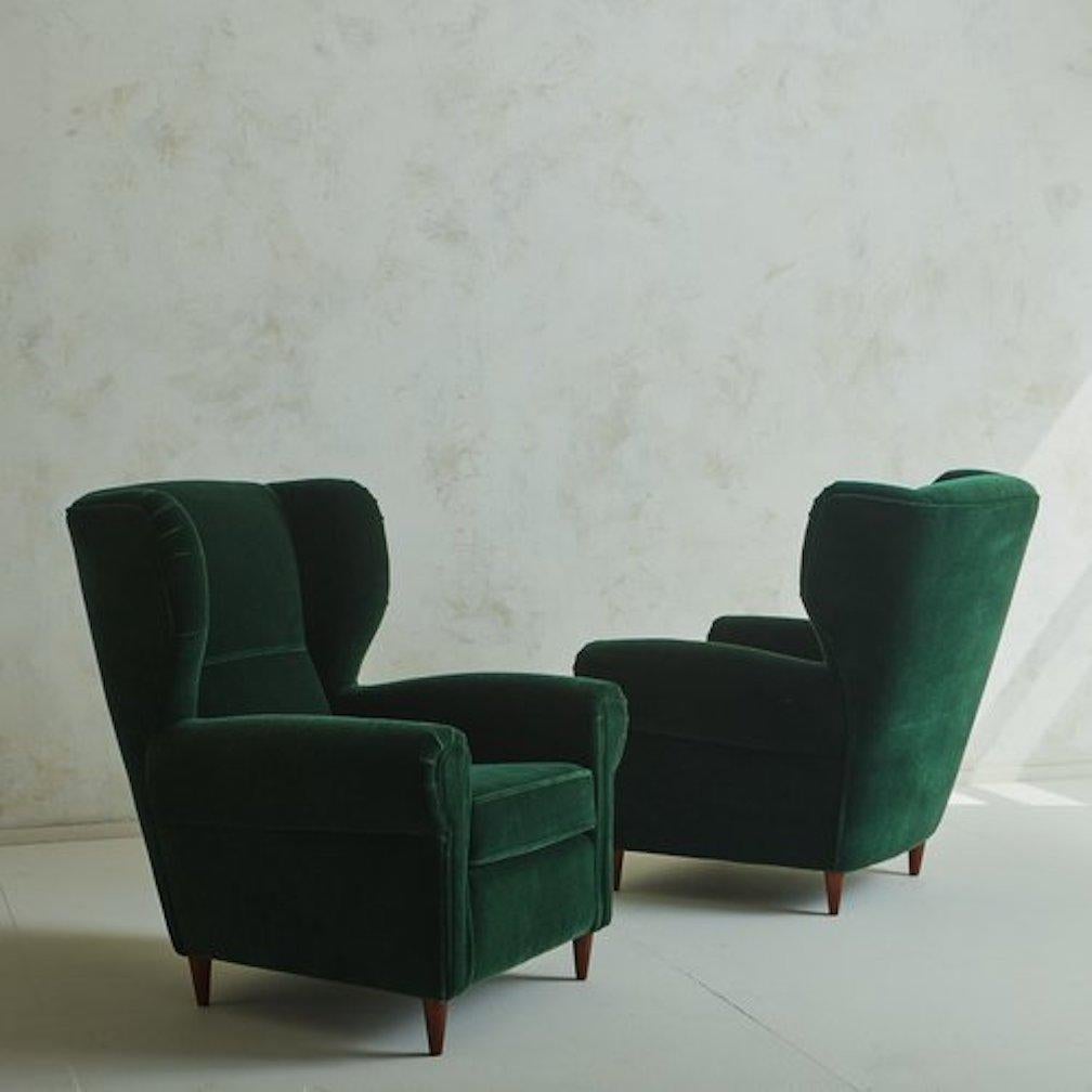 Mid-Century Modern Pair of Lounge Chairs in Emerald Velvet in the Style of Paolo Buffa, Italy 1960s
