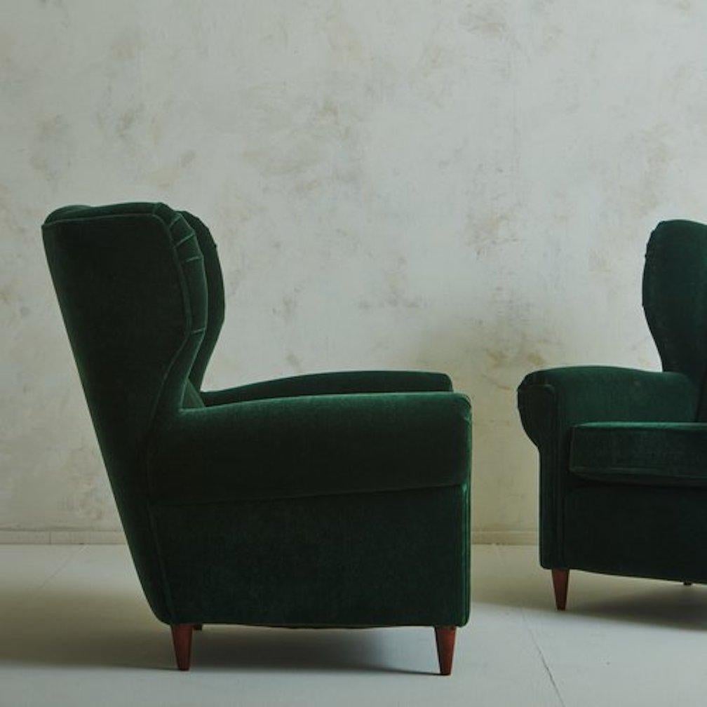 Pair of Lounge Chairs in Emerald Velvet in the Style of Paolo Buffa, Italy 1960s In Good Condition In Chicago, IL