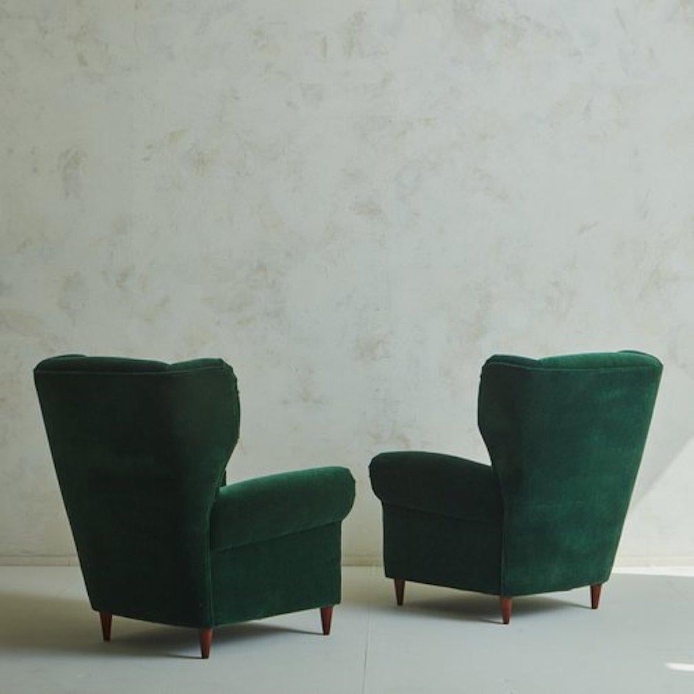 Mid-20th Century Pair of Lounge Chairs in Emerald Velvet in the Style of Paolo Buffa, Italy 1960s