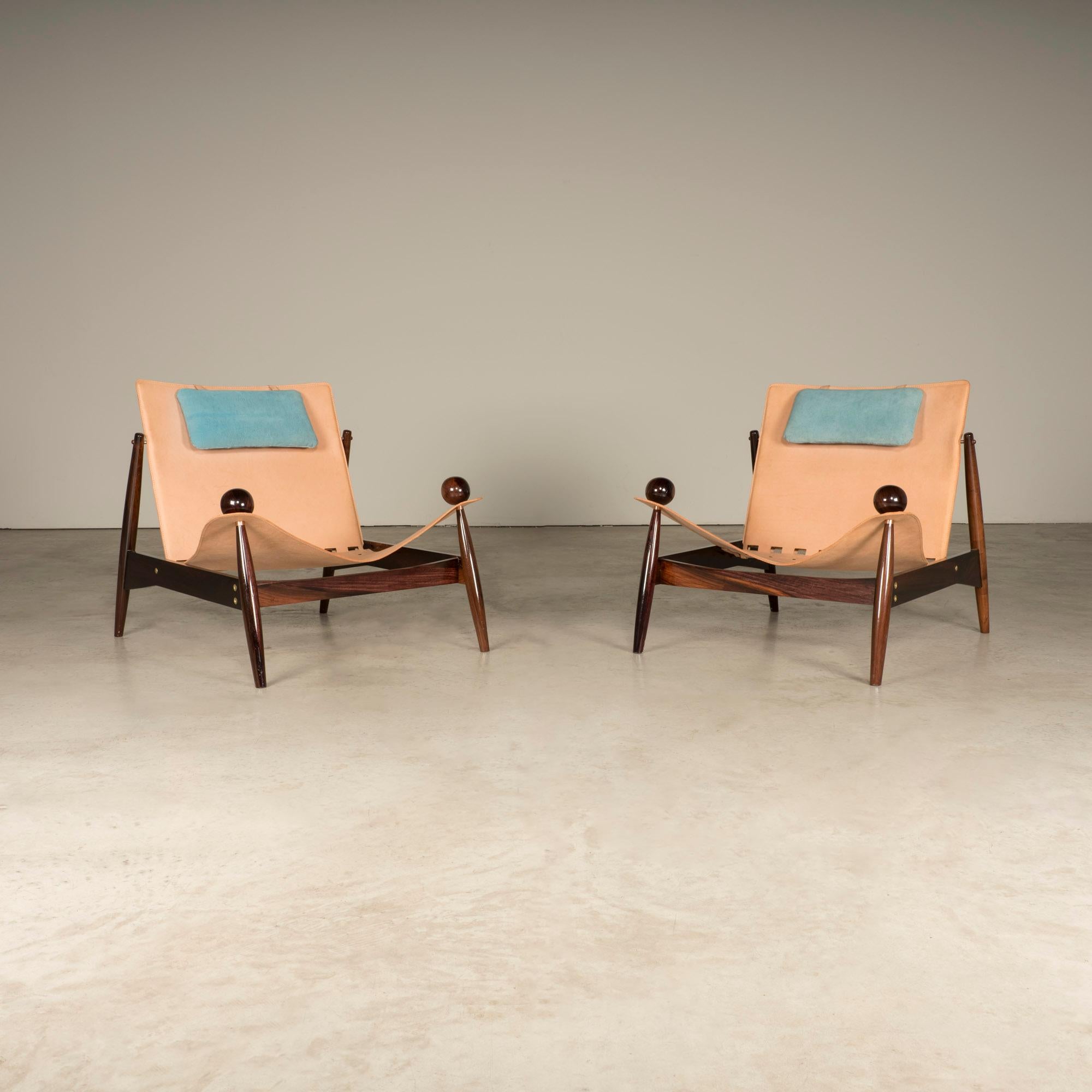 Pair of Lounge Chairs in Hardwood and Leather, Brazilian Mid-century Modern In Good Condition For Sale In Sao Paulo, SP