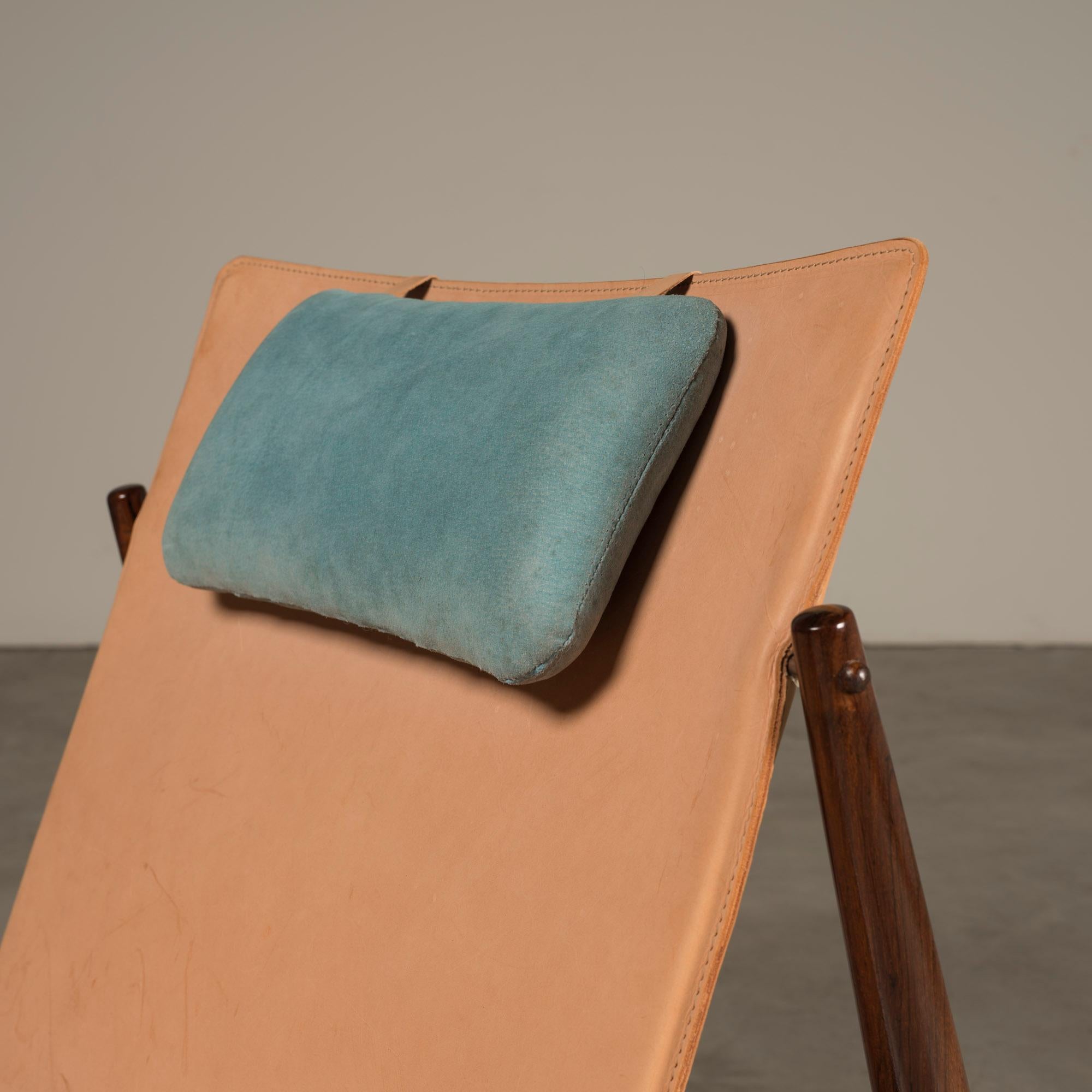 Pair of Lounge Chairs in Hardwood and Leather, Brazilian Mid-century Modern For Sale 1